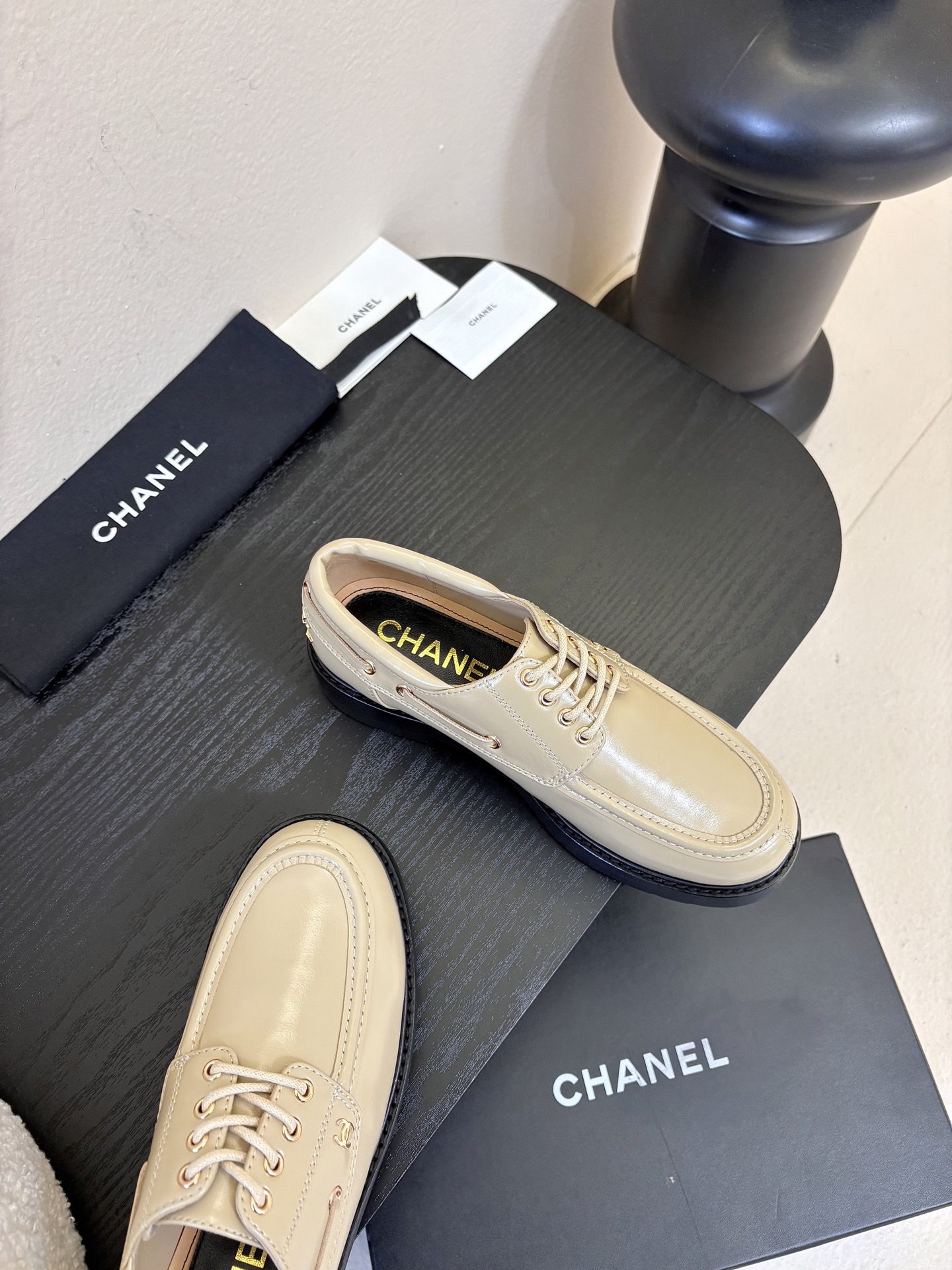 2026小香Chanel 26C春夏新款 经典双C扣穿带乐福鞋 复古系带字母五金扣厚底小皮鞋鞋子侧边装饰