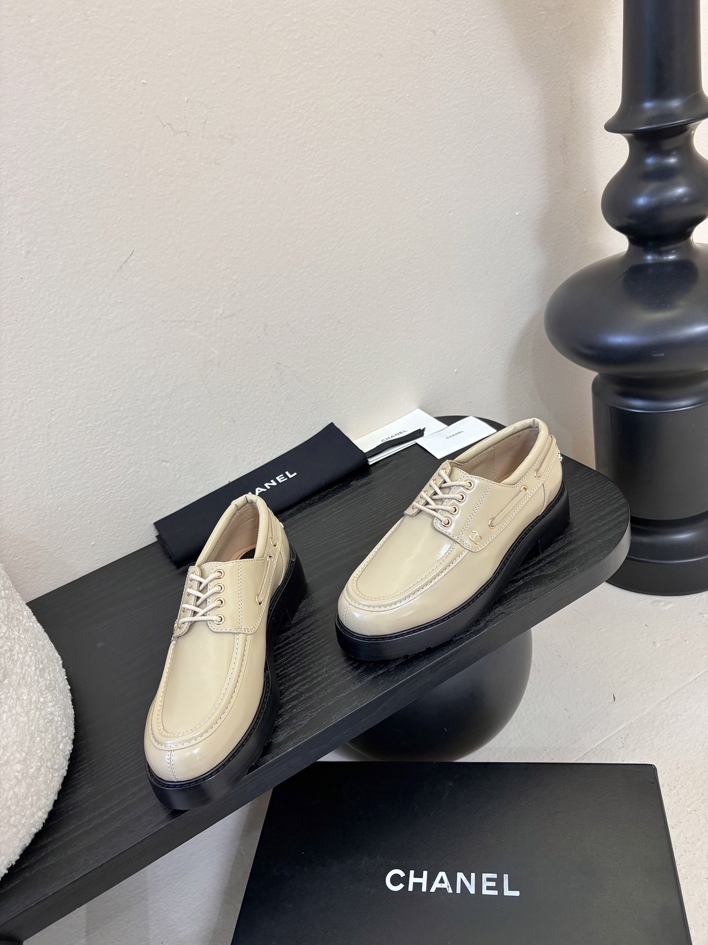 2026小香Chanel 26C春夏新款 经典双C扣穿带乐福鞋 复古系带字母五金扣厚底小皮鞋鞋子侧边装饰