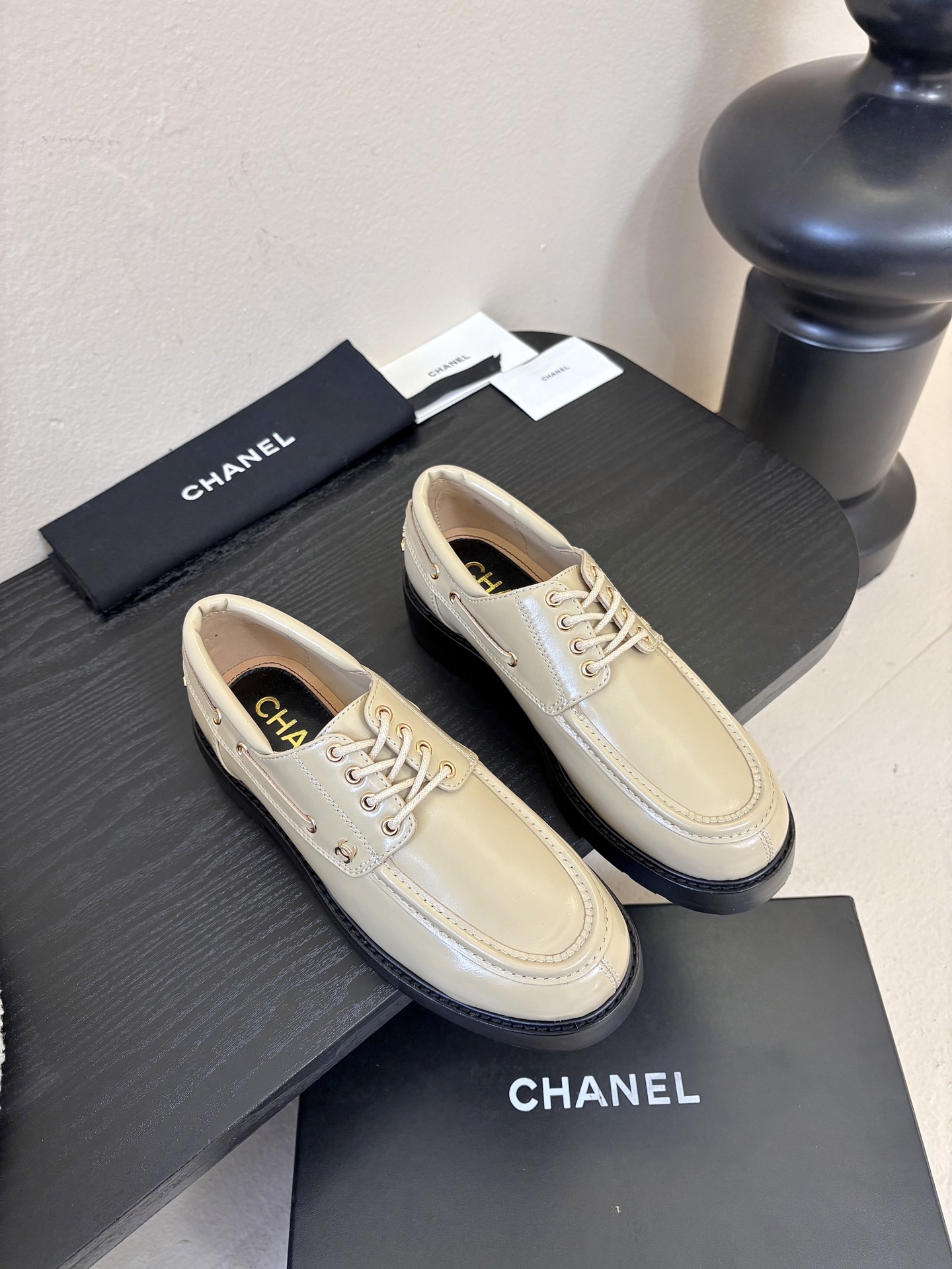 2026小香Chanel 26C春夏新款 经典双C扣穿带乐福鞋 复古系带字母五金扣厚底小皮鞋鞋子侧边装饰