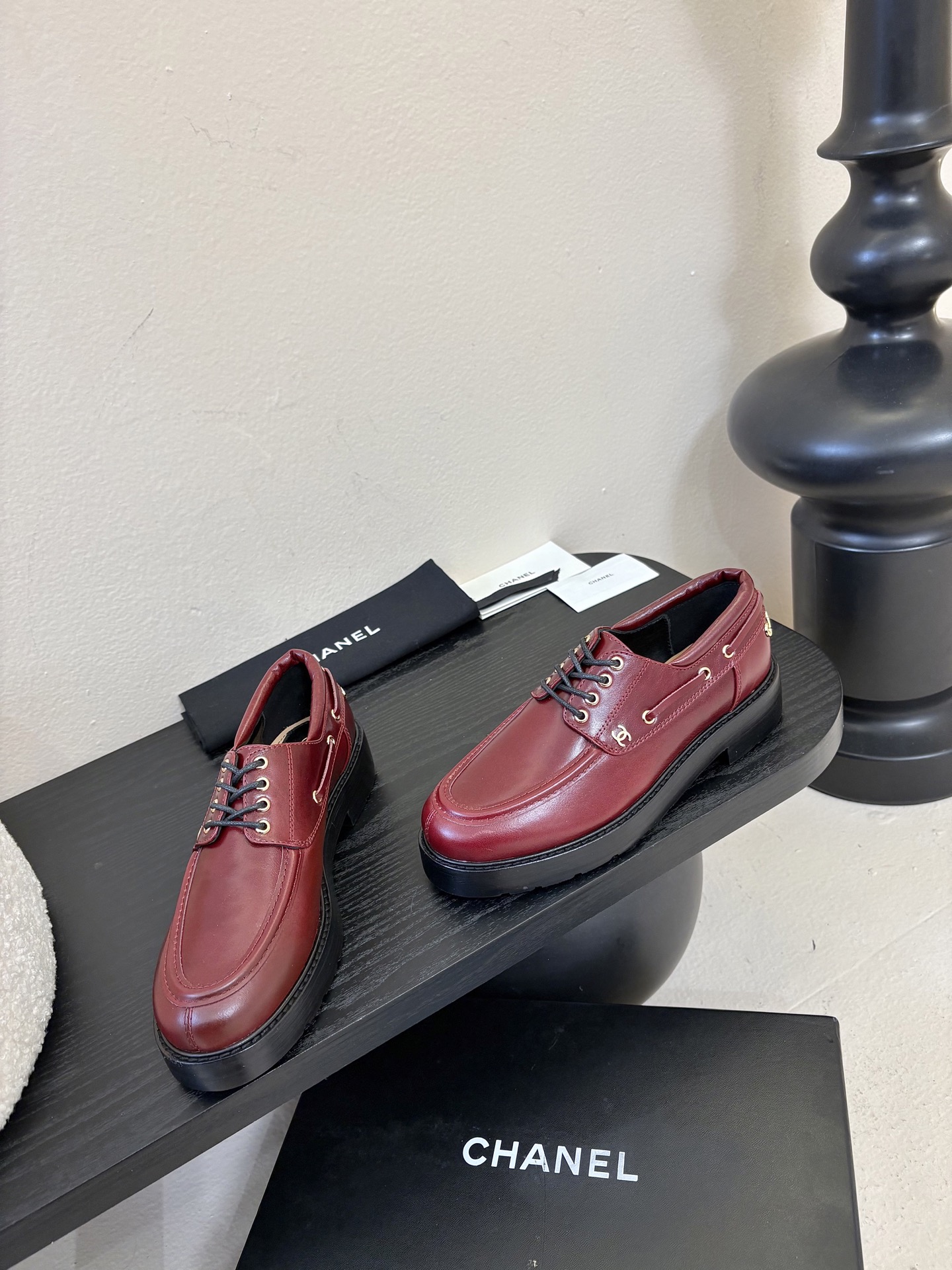 2026小香Chanel 26C春夏新款 经典双C扣穿带乐福鞋 复古系带字母五金扣厚底小皮鞋鞋子侧边装饰