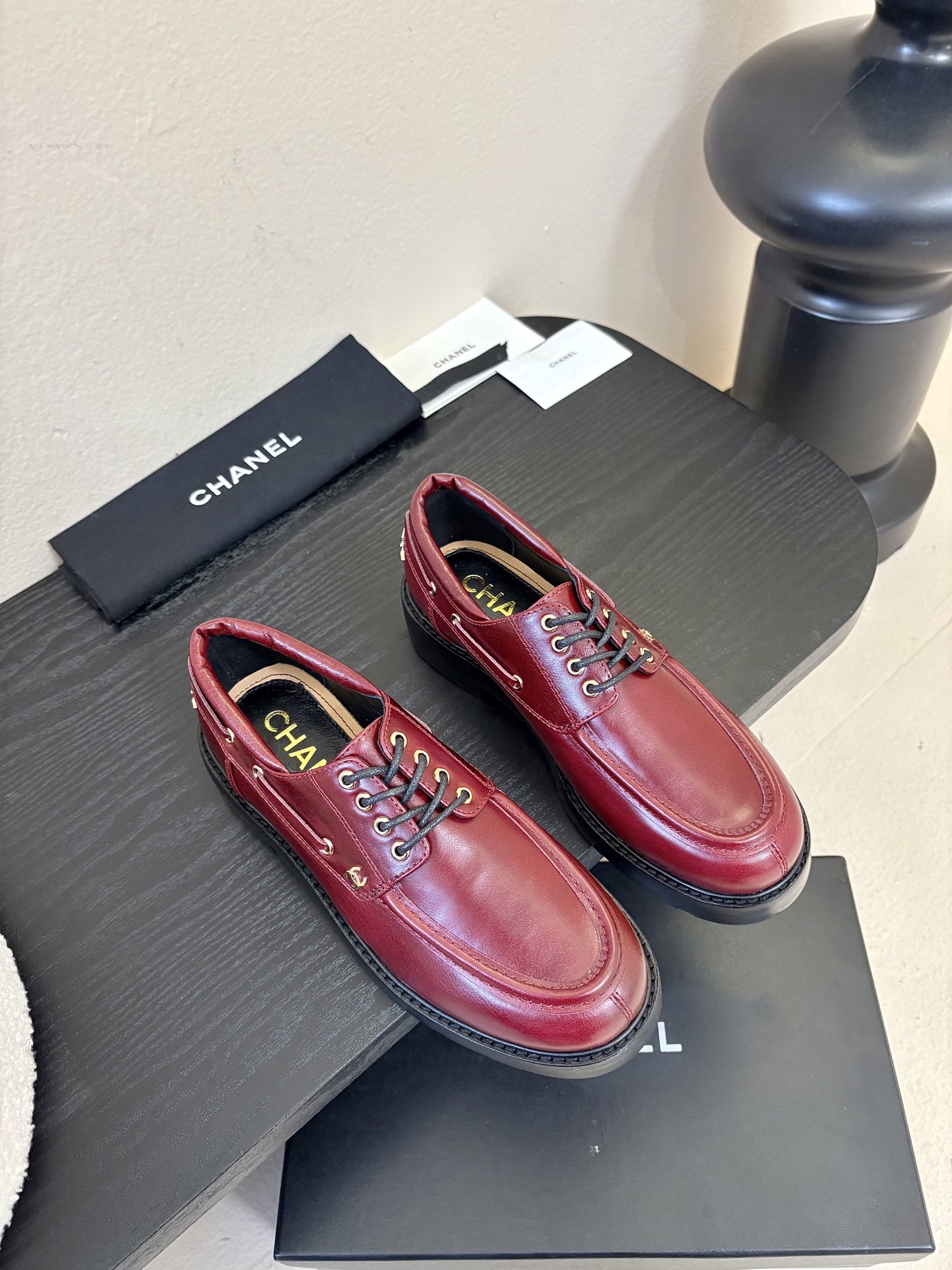 2026小香Chanel 26C春夏新款 经典双C扣穿带乐福鞋 复古系带字母五金扣厚底小皮鞋鞋子侧边装饰