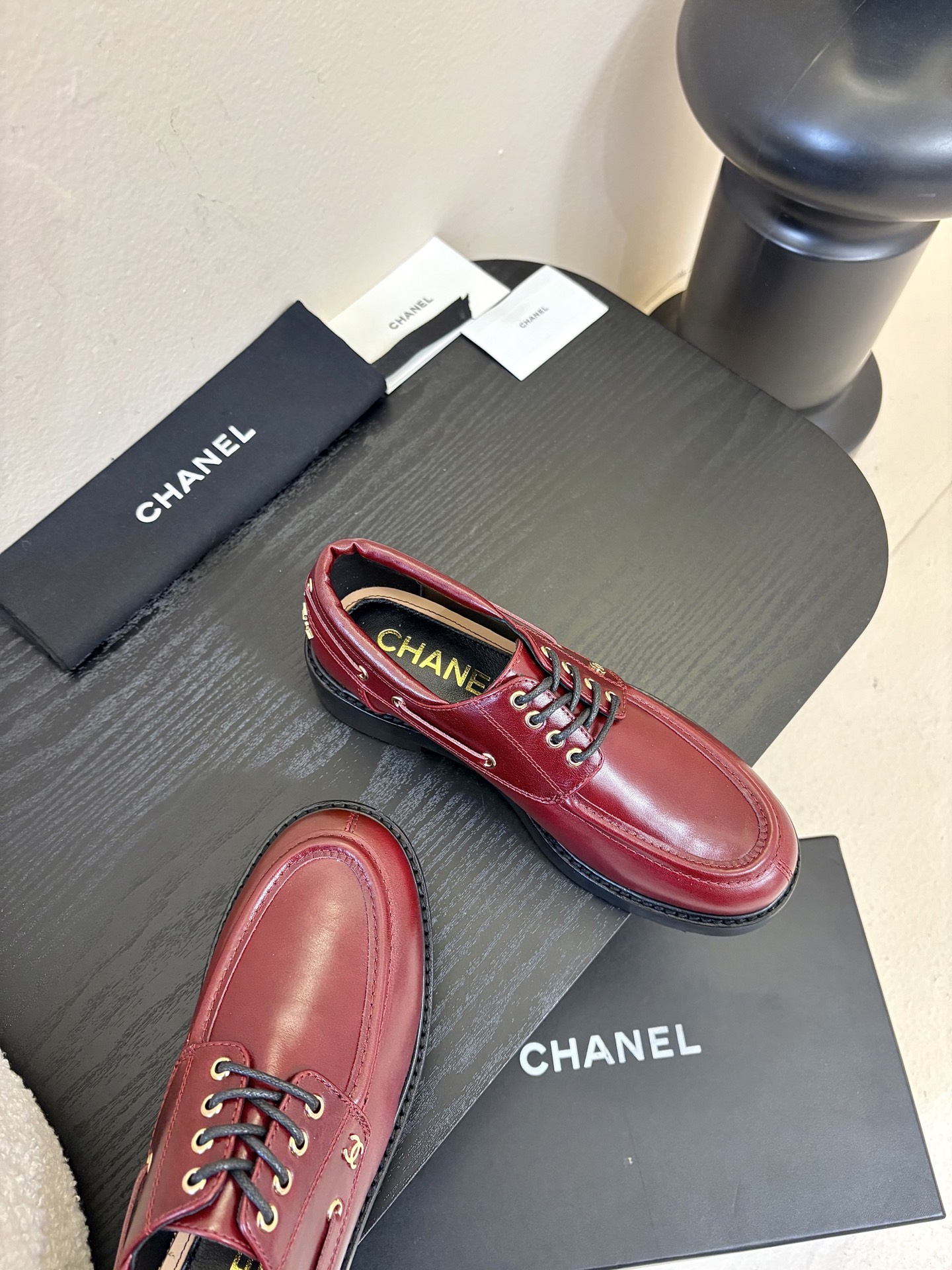 2026小香Chanel 26C春夏新款 经典双C扣穿带乐福鞋 复古系带字母五金扣厚底小皮鞋鞋子侧边装饰