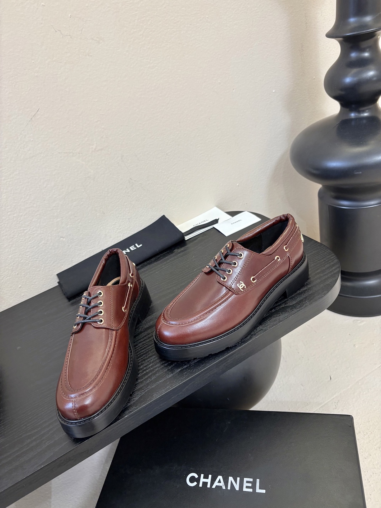 2026小香Chanel 26C春夏新款 经典双C扣穿带乐福鞋 复古系带字母五金扣厚底小皮鞋鞋子侧边装饰