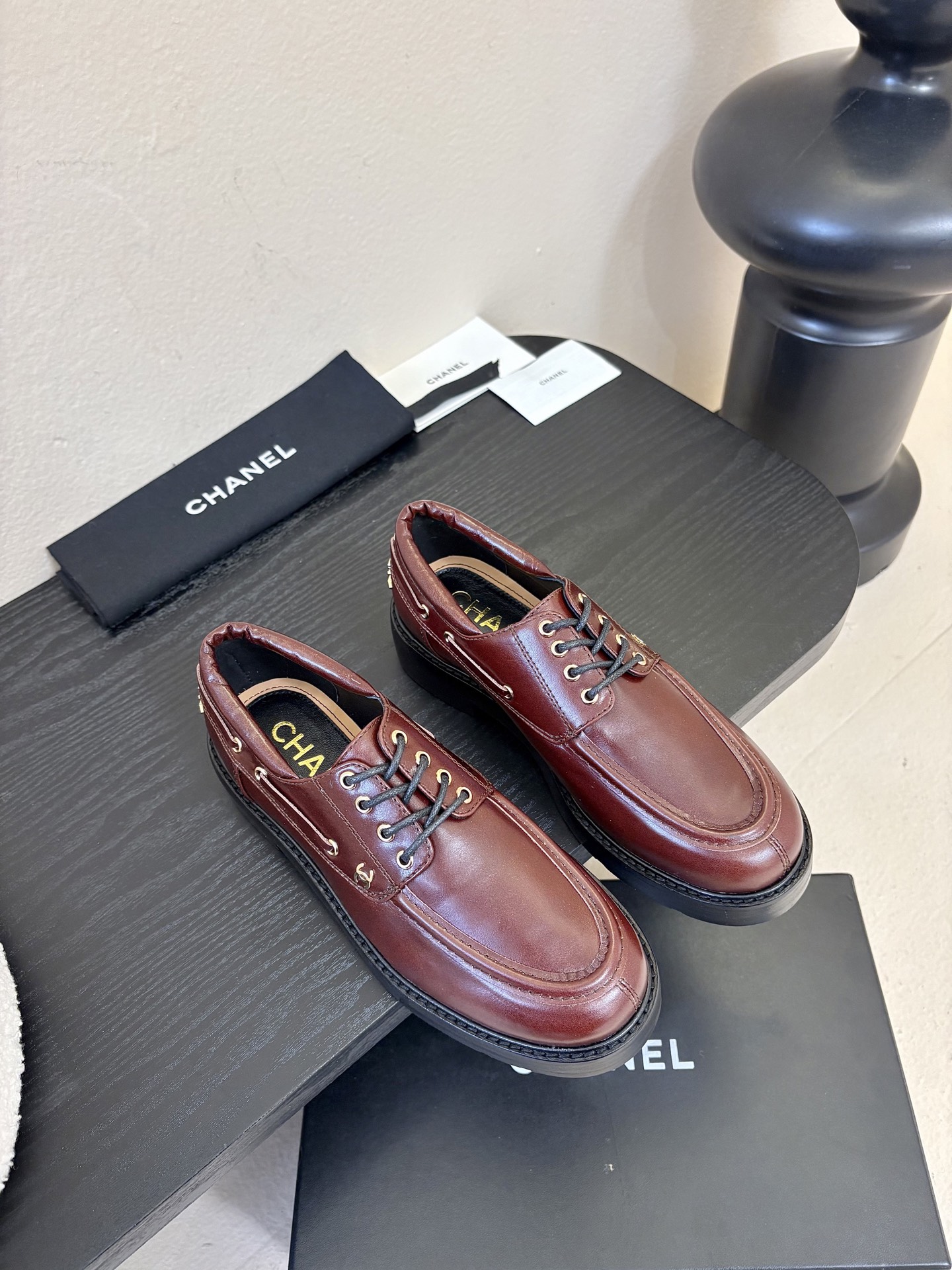 2026小香Chanel 26C春夏新款 经典双C扣穿带乐福鞋 复古系带字母五金扣厚底小皮鞋鞋子侧边装饰