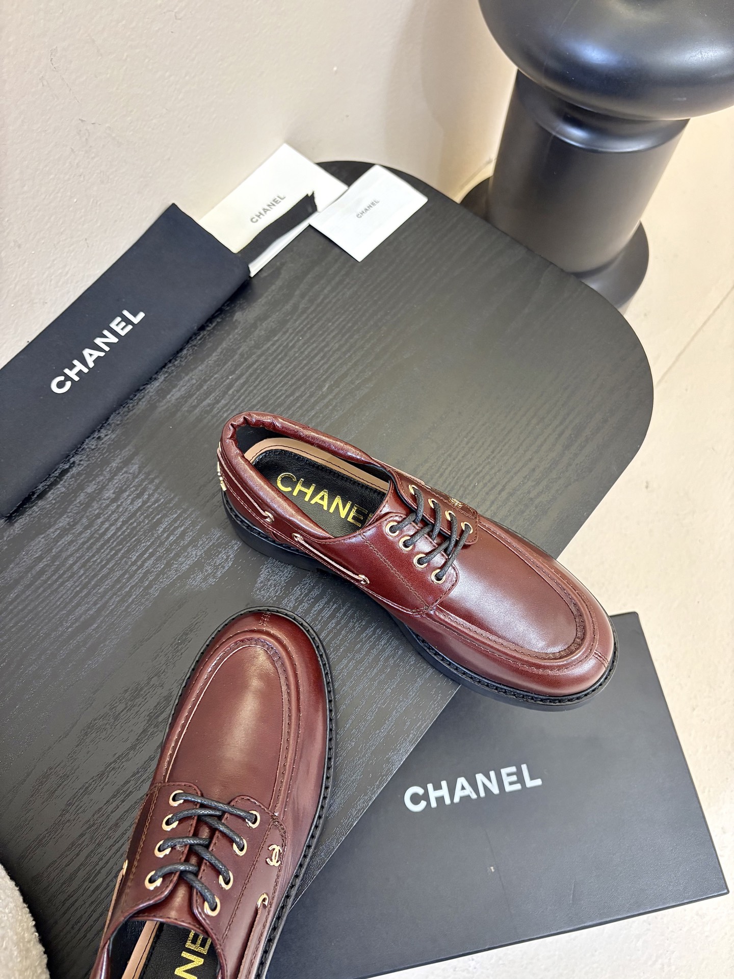 2026小香Chanel 26C春夏新款 经典双C扣穿带乐福鞋 复古系带字母五金扣厚底小皮鞋鞋子侧边装饰