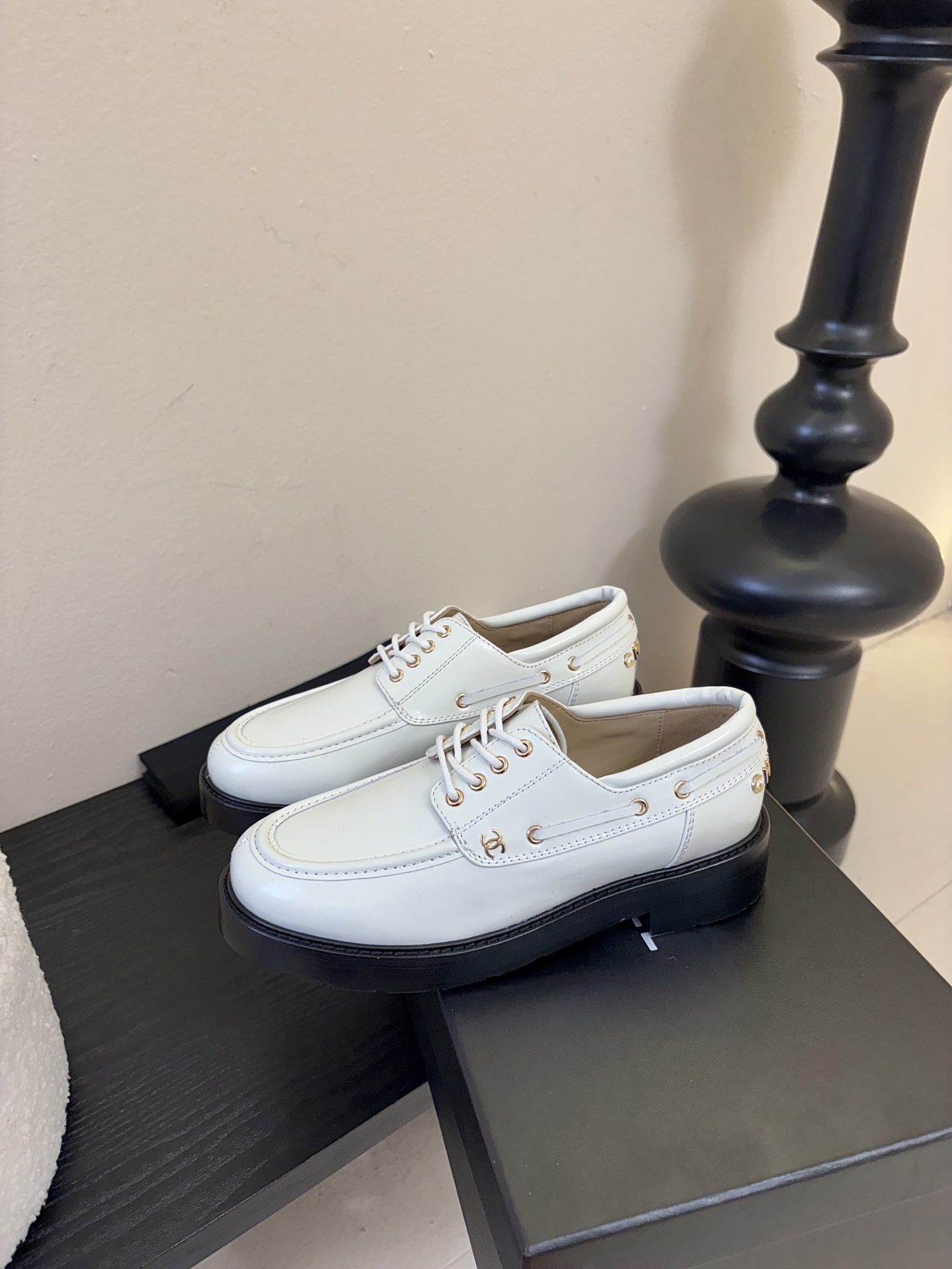 2026小香Chanel 26C春夏新款 经典双C扣穿带乐福鞋 复古系带字母五金扣厚底小皮鞋鞋子侧边装饰