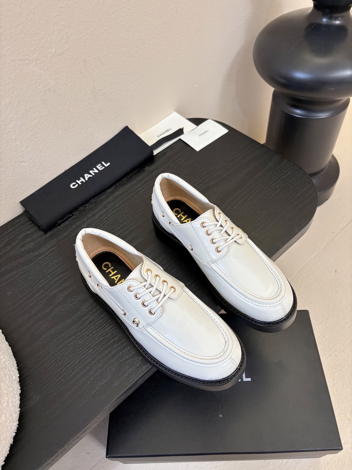 2026小香Chanel 26C春夏新款 经典双C扣穿带乐福鞋 复古系带字母五金扣厚底小皮鞋鞋子侧边装饰