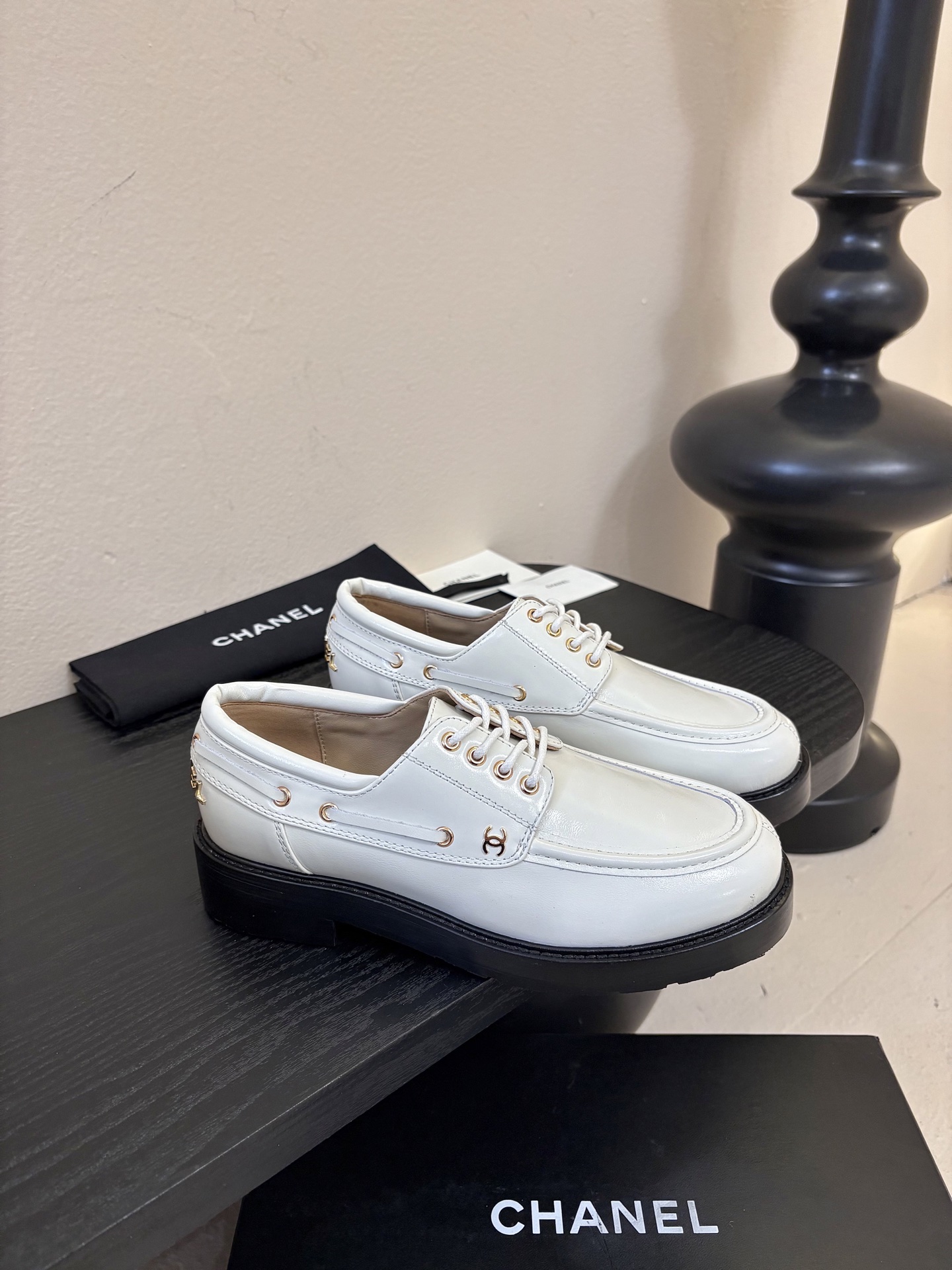 2026小香Chanel 26C春夏新款 经典双C扣穿带乐福鞋 复古系带字母五金扣厚底小皮鞋鞋子侧边装饰