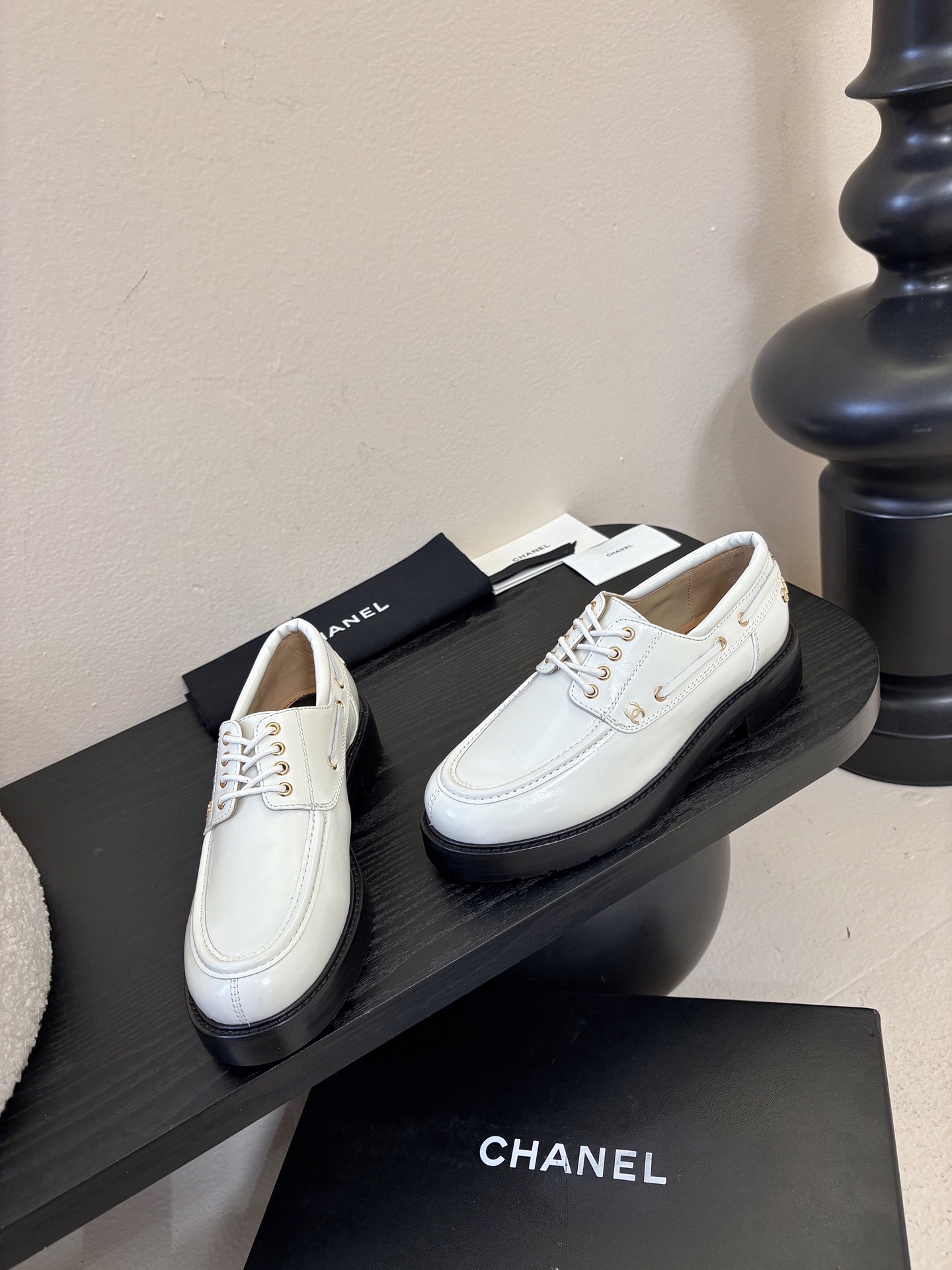 2026小香Chanel 26C春夏新款 经典双C扣穿带乐福鞋 复古系带字母五金扣厚底小皮鞋鞋子侧边装饰