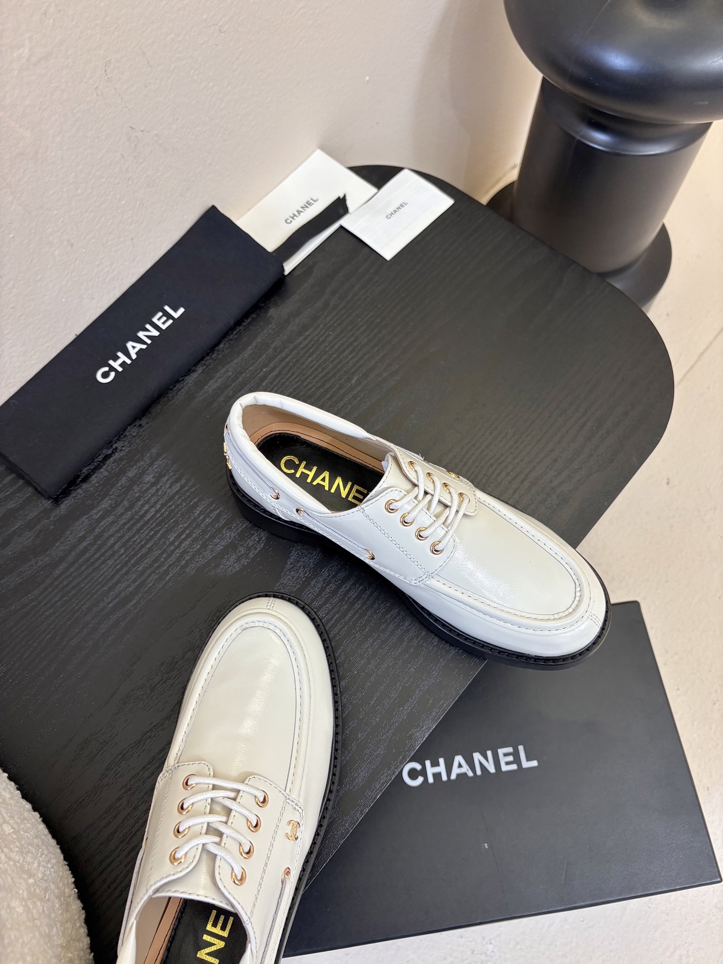 2026小香Chanel 26C春夏新款 经典双C扣穿带乐福鞋 复古系带字母五金扣厚底小皮鞋鞋子侧边装饰