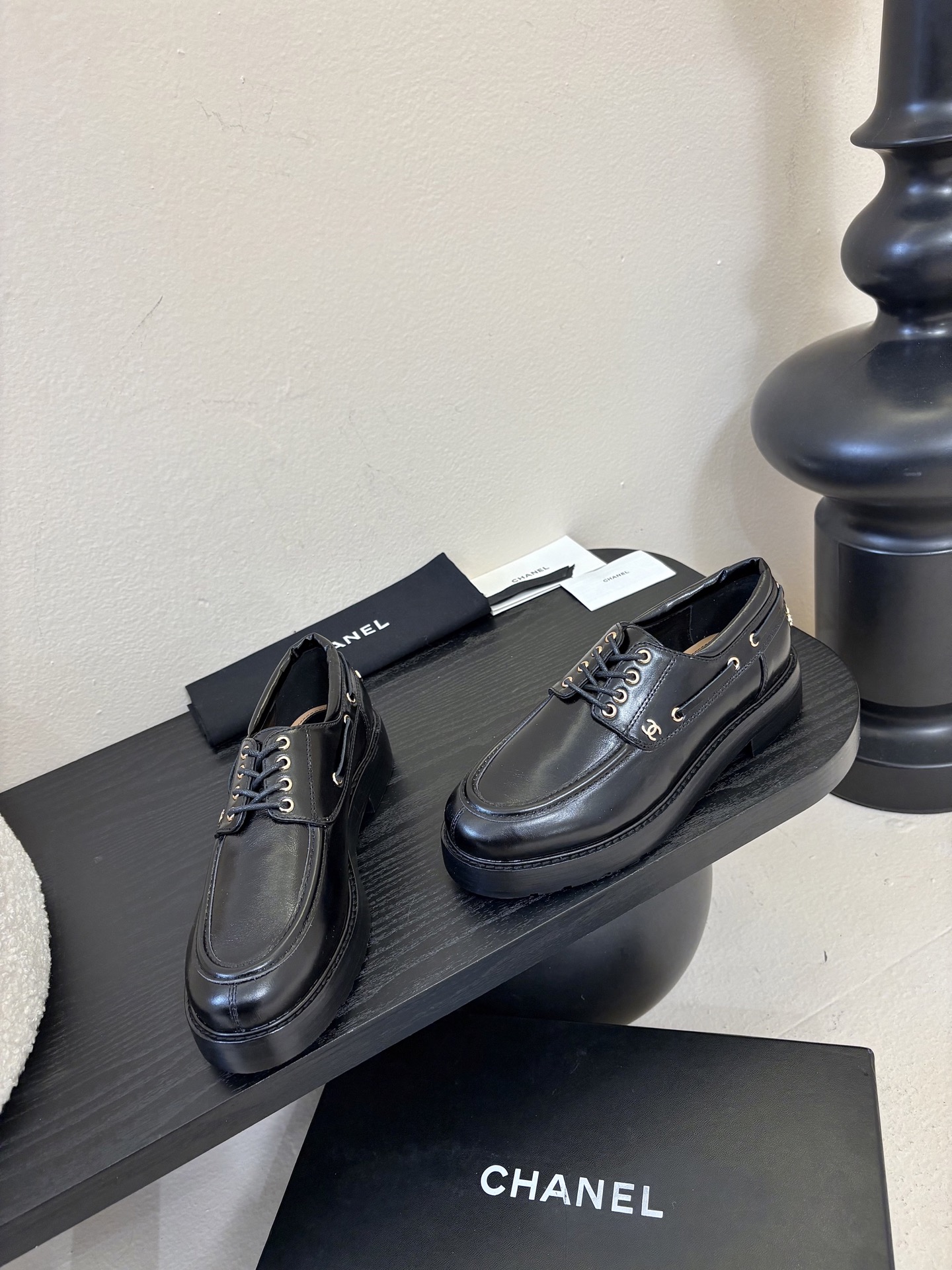 2026小香Chanel 26C春夏新款 经典双C扣穿带乐福鞋 复古系带字母五金扣厚底小皮鞋鞋子侧边装饰