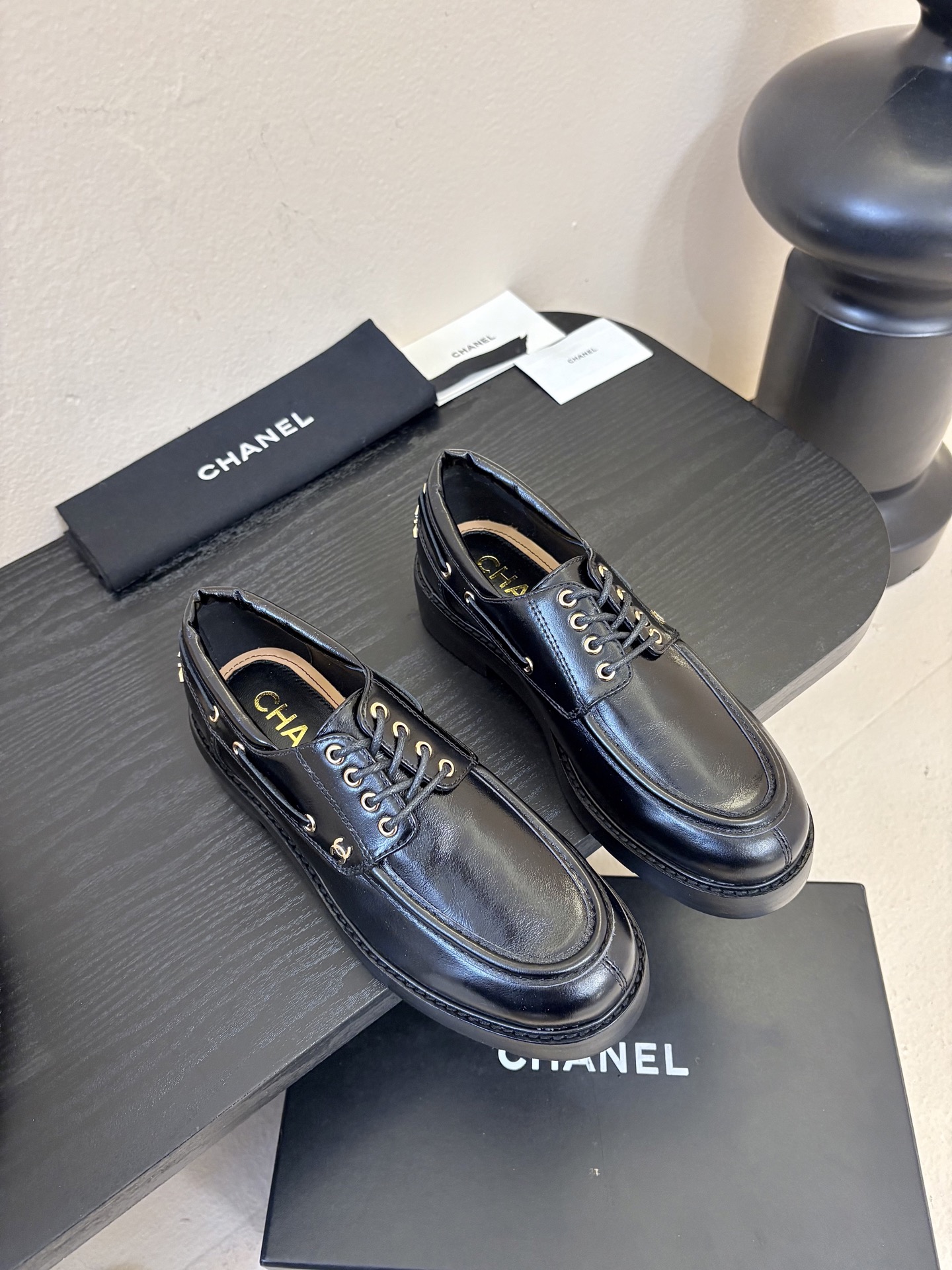 NO:705753,2026 Xiaoxiang Chanel 26C spring and summer new style, classic double C buckle lace-up loafers, retro lace-up letter hardware buckle thick-soled small leather shoes. The sides of the shoes are decorated with leather chains and small logo pendants, revealing exquisite small details, and they are very light and comfortable to wear. They are very practical shoes for daily use. Xiaoxiang's pair of thick-soled loafers can be said to be the most design shoes in recent years. The clever choice of leather chains is unique and I fell in love at first sight.  It is a rare shoe that combines comfort, style and versatility so well. Customized butter leather upper, mixed sheepskin lining, foot padding cowhide, molded TPU combined outsole, heel height 4cm, size 35-39 (40.41 custom made, non-returnable), loafers, chanel, loafers, cowhide, sheepskin198609092026小香Chanel 26C春夏新款 经典双C扣穿带乐福鞋 复古系带字母五金扣厚底小皮鞋 鞋子侧边装饰有皮穿链和小logo坠饰,在在透露着精致的小细节,而且很轻穿着舒适,是日常十分实搭的鞋款. 小香这双厚底乐福鞋 可以说是这几年最具设计感的鞋子了 巧妙选用皮穿链条个性别致 一眼就爱上 是难得将舒适 洋气 百搭融合得这么好的一款鞋 鞋面定制牛油皮 内里混种羊皮 垫脚牛皮 鞋底开模TPU组合大底 跟高4cm 码数35-39（40.41定做不退换）,乐福鞋,chanel,loafers,cowhide,sheepskin,Women's Shoes