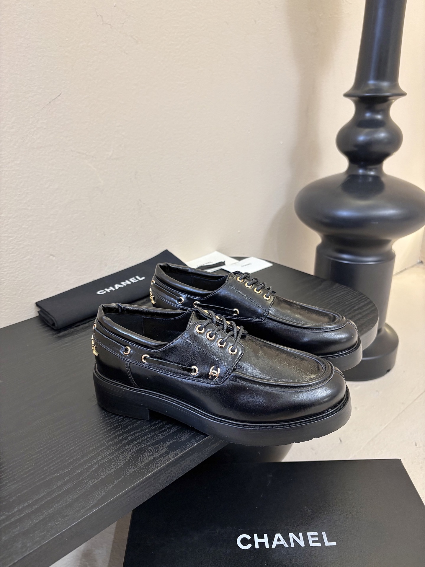 2026小香Chanel 26C春夏新款 经典双C扣穿带乐福鞋 复古系带字母五金扣厚底小皮鞋鞋子侧边装饰