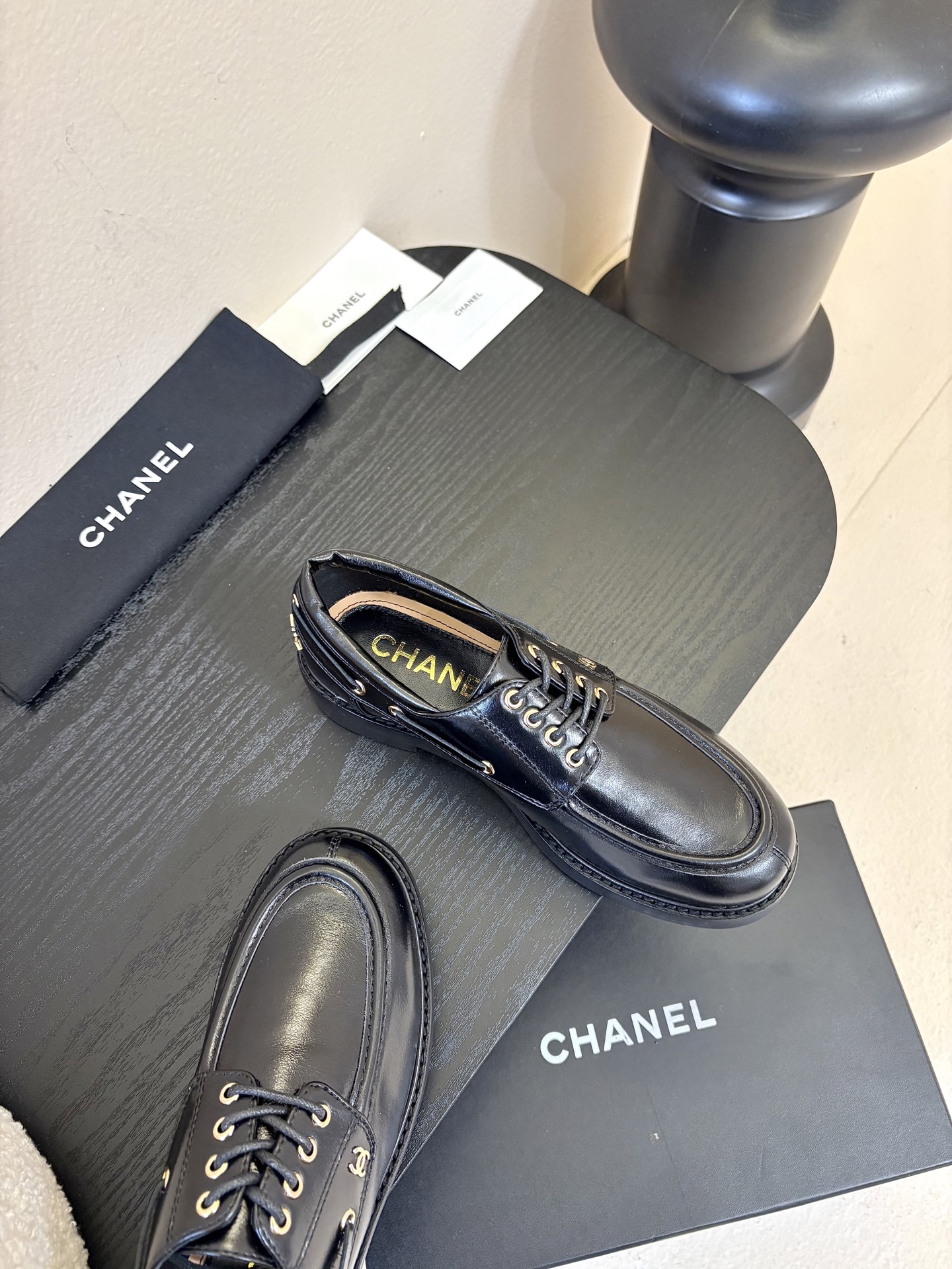 2026小香Chanel 26C春夏新款 经典双C扣穿带乐福鞋 复古系带字母五金扣厚底小皮鞋鞋子侧边装饰