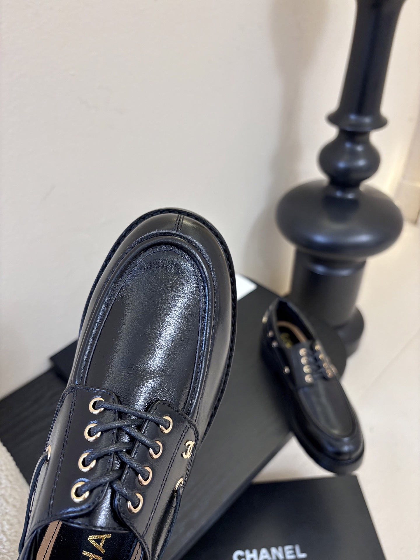 2026小香Chanel 26C春夏新款 经典双C扣穿带乐福鞋 复古系带字母五金扣厚底小皮鞋鞋子侧边装饰