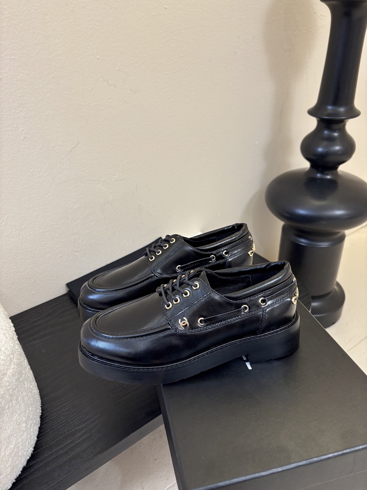 2026小香Chanel 26C春夏新款 经典双C扣穿带乐福鞋 复古系带字母五金扣厚底小皮鞋鞋子侧边装饰