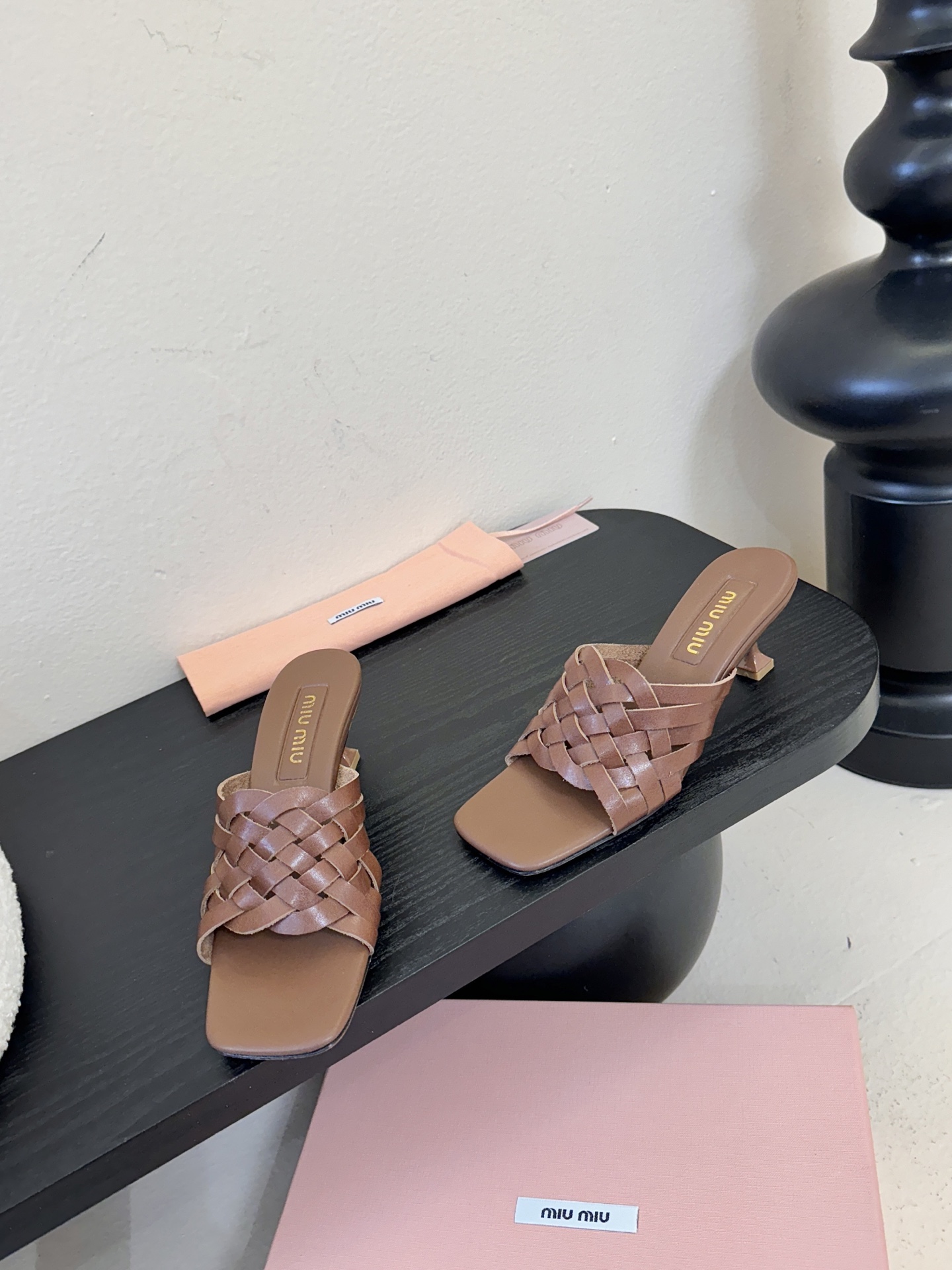 miu ss26new arrival～miu家26春夏高跟凉鞋系列，兼具性感与可爱牛皮材质，羊皮内里，