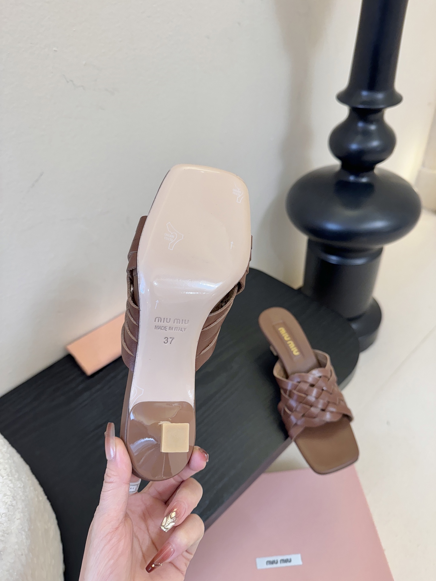 miu ss26new arrival～miu家26春夏高跟凉鞋系列，兼具性感与可爱牛皮材质，羊皮内里，