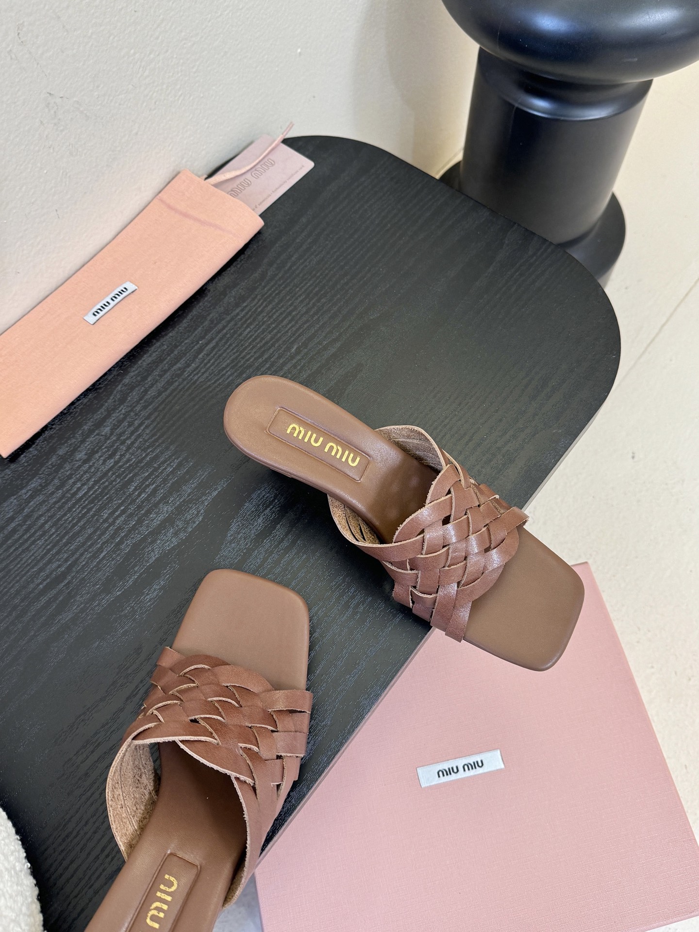 miu ss26new arrival～miu家26春夏高跟凉鞋系列，兼具性感与可爱牛皮材质，羊皮内里，