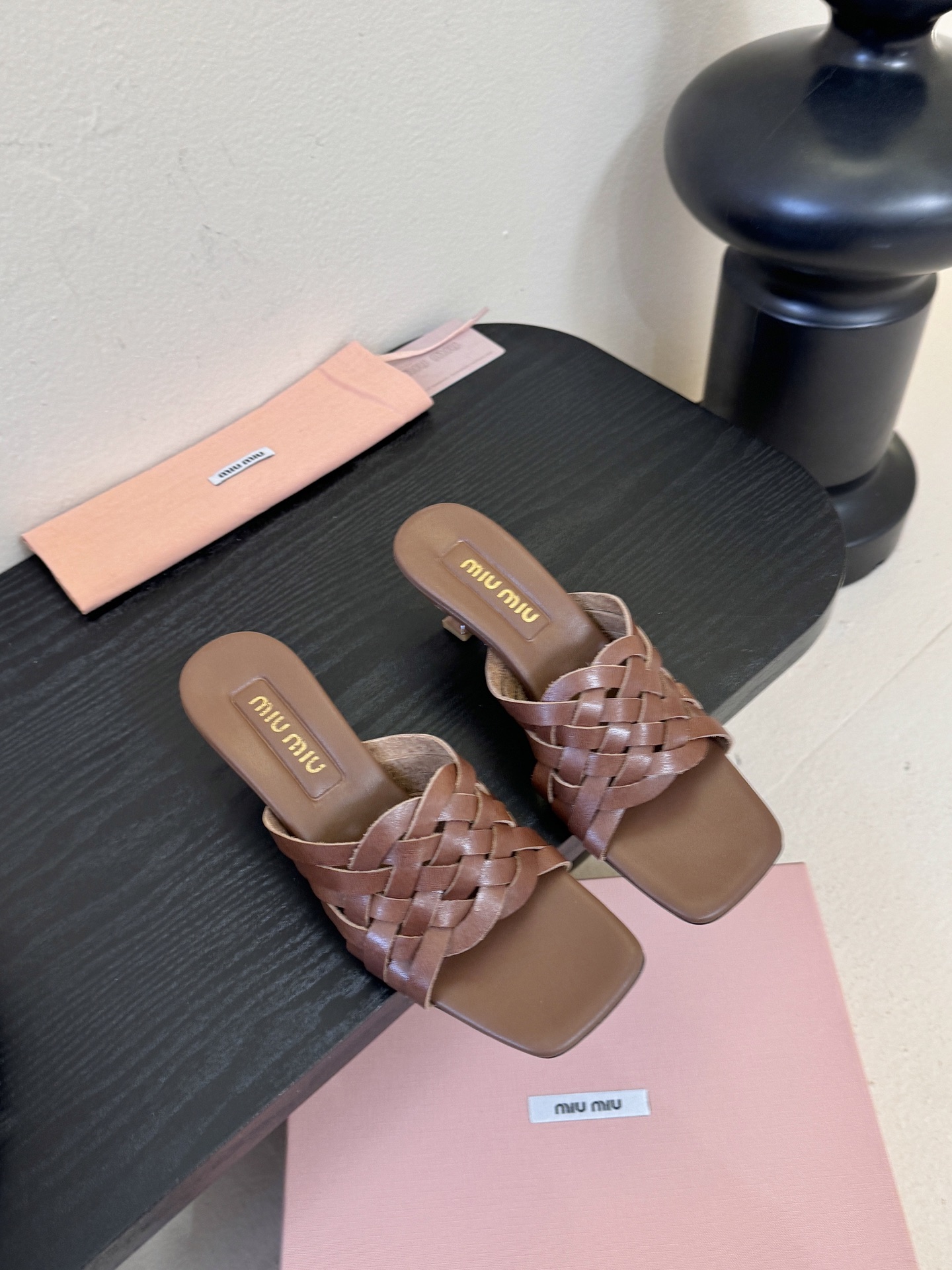 miu ss26new arrival～miu家26春夏高跟凉鞋系列，兼具性感与可爱牛皮材质，羊皮内里，