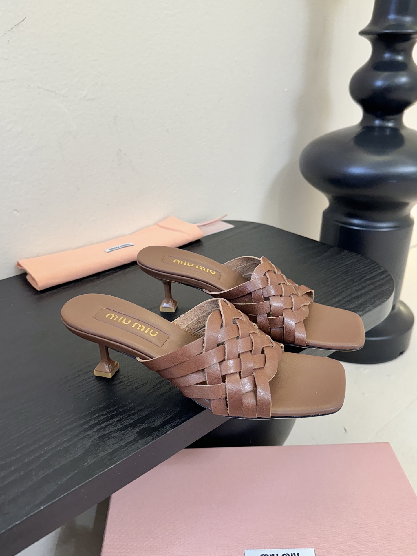 miu ss26new arrival～miu家26春夏高跟凉鞋系列，兼具性感与可爱牛皮材质，羊皮内里，