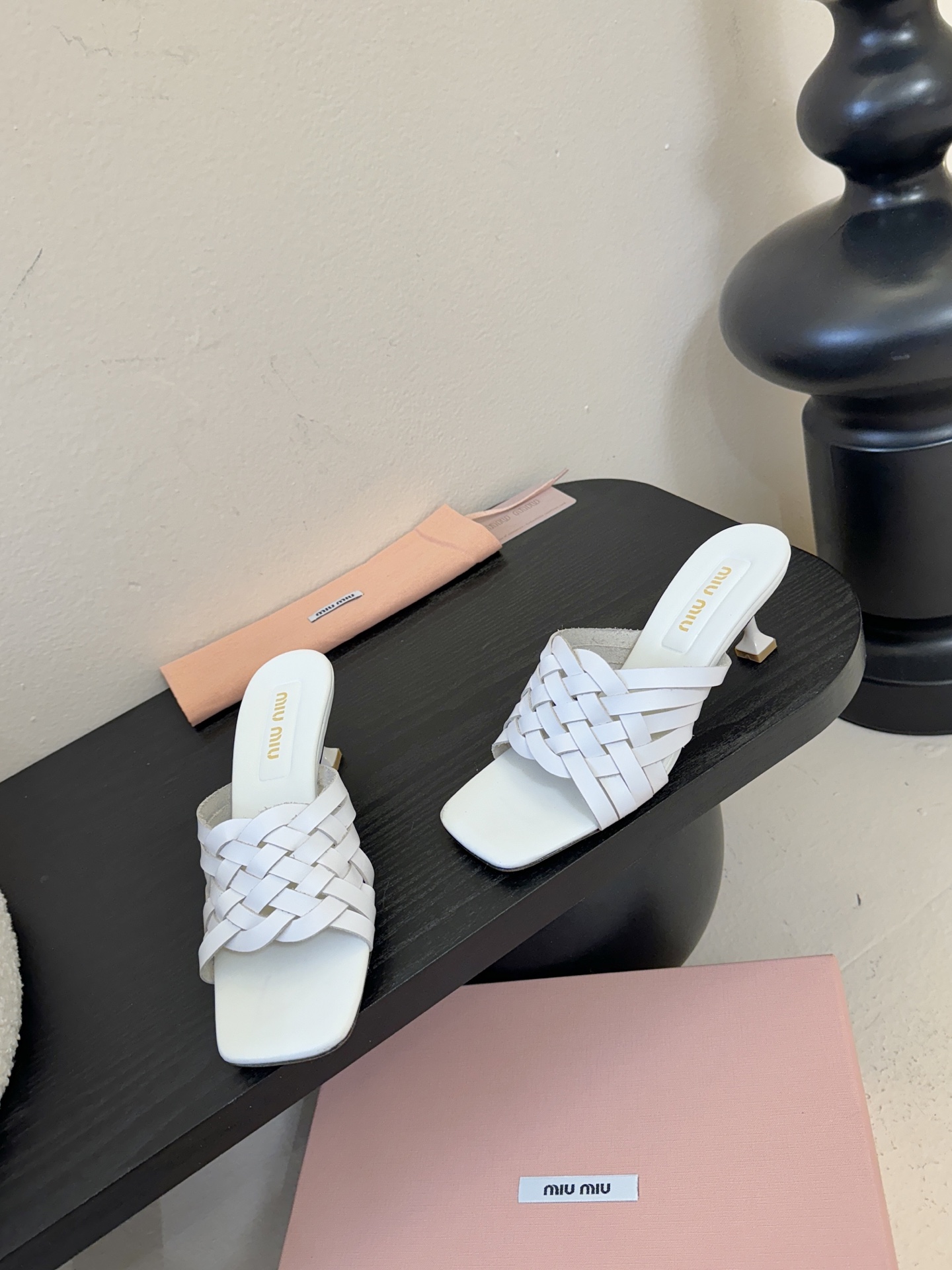 miu ss26new arrival～miu家26春夏高跟凉鞋系列，兼具性感与可爱牛皮材质，羊皮内里，