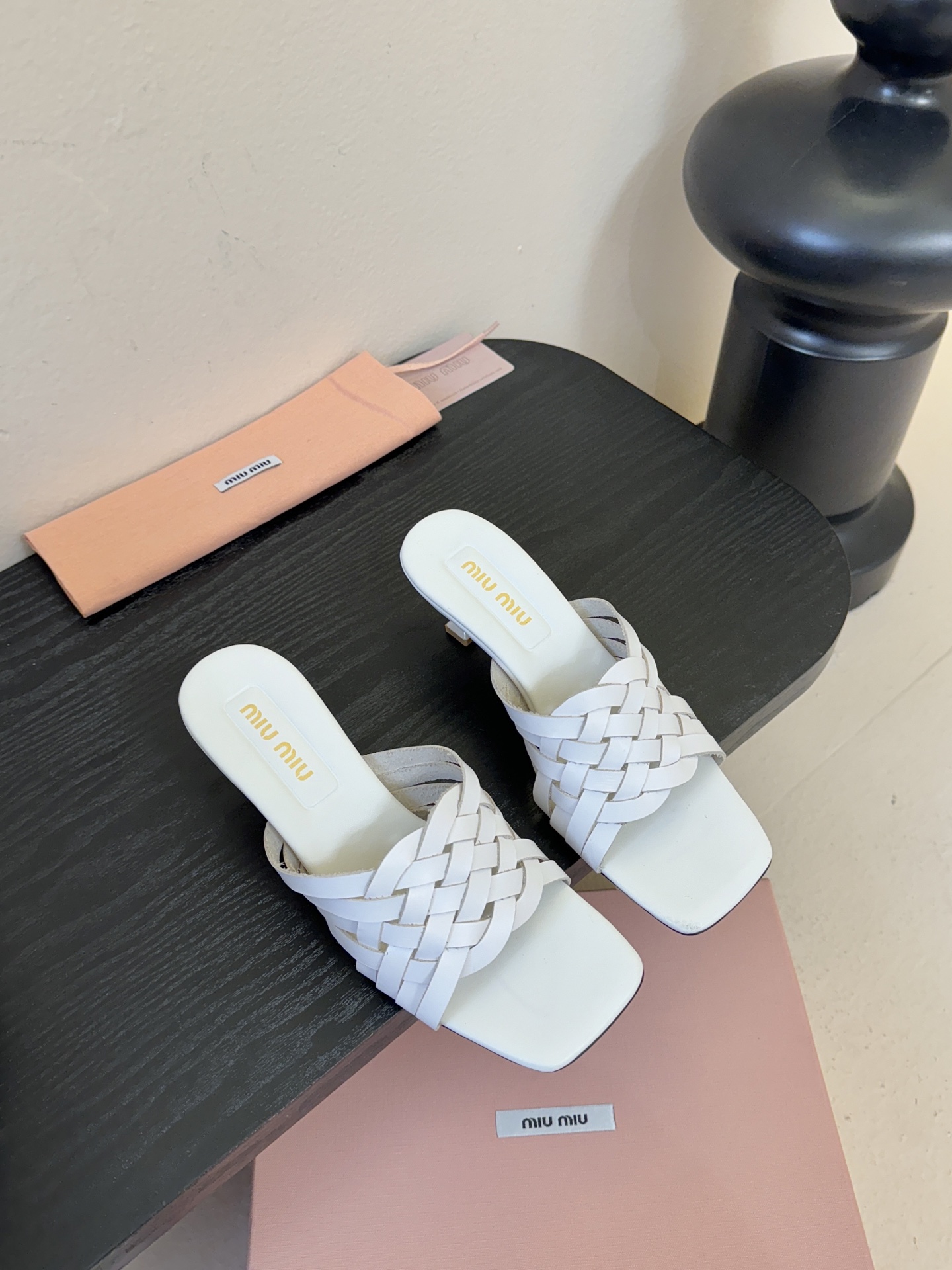 miu ss26new arrival～miu家26春夏高跟凉鞋系列，兼具性感与可爱牛皮材质，羊皮内里，