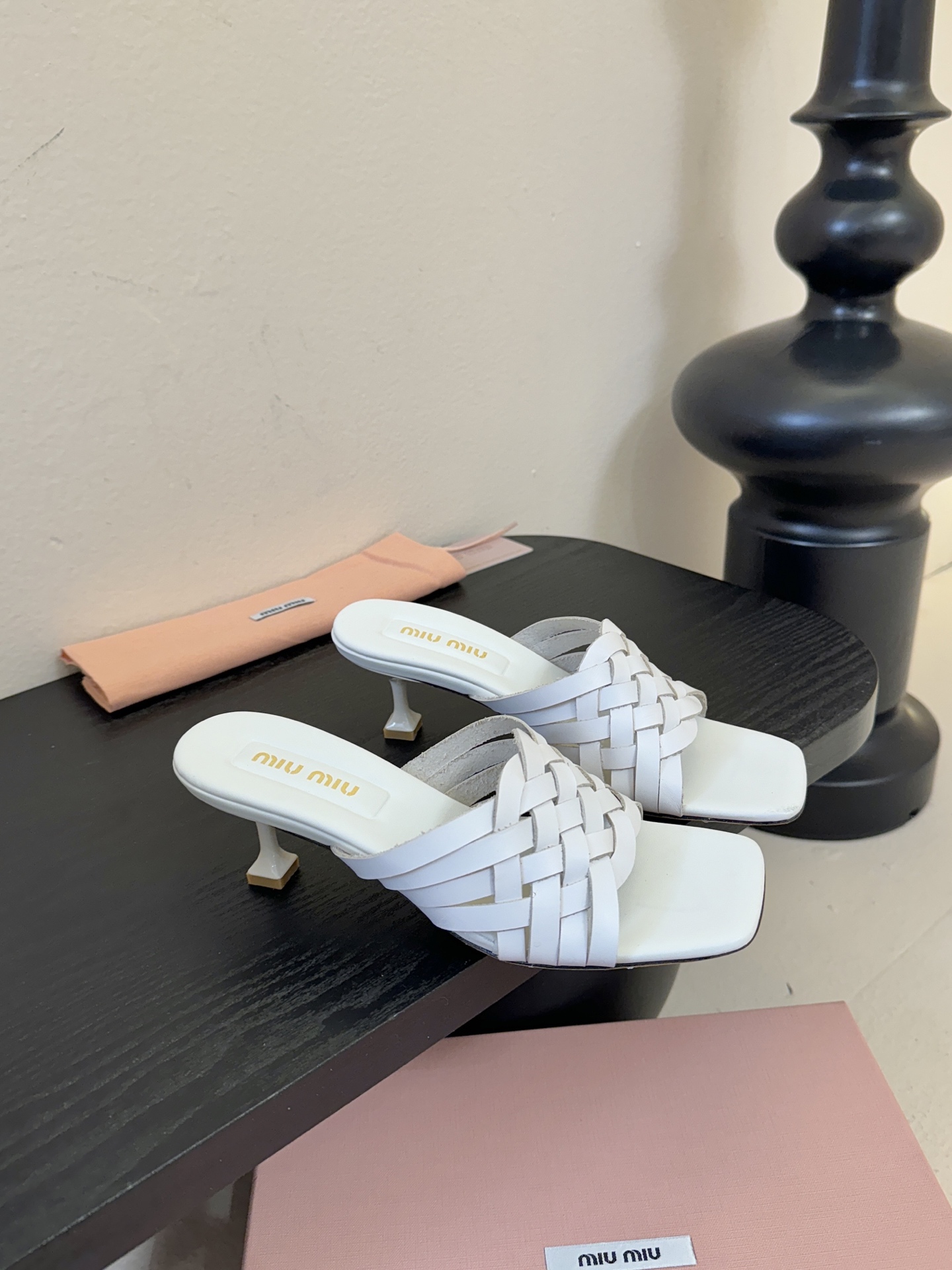 miu ss26new arrival～miu家26春夏高跟凉鞋系列，兼具性感与可爱牛皮材质，羊皮内里，