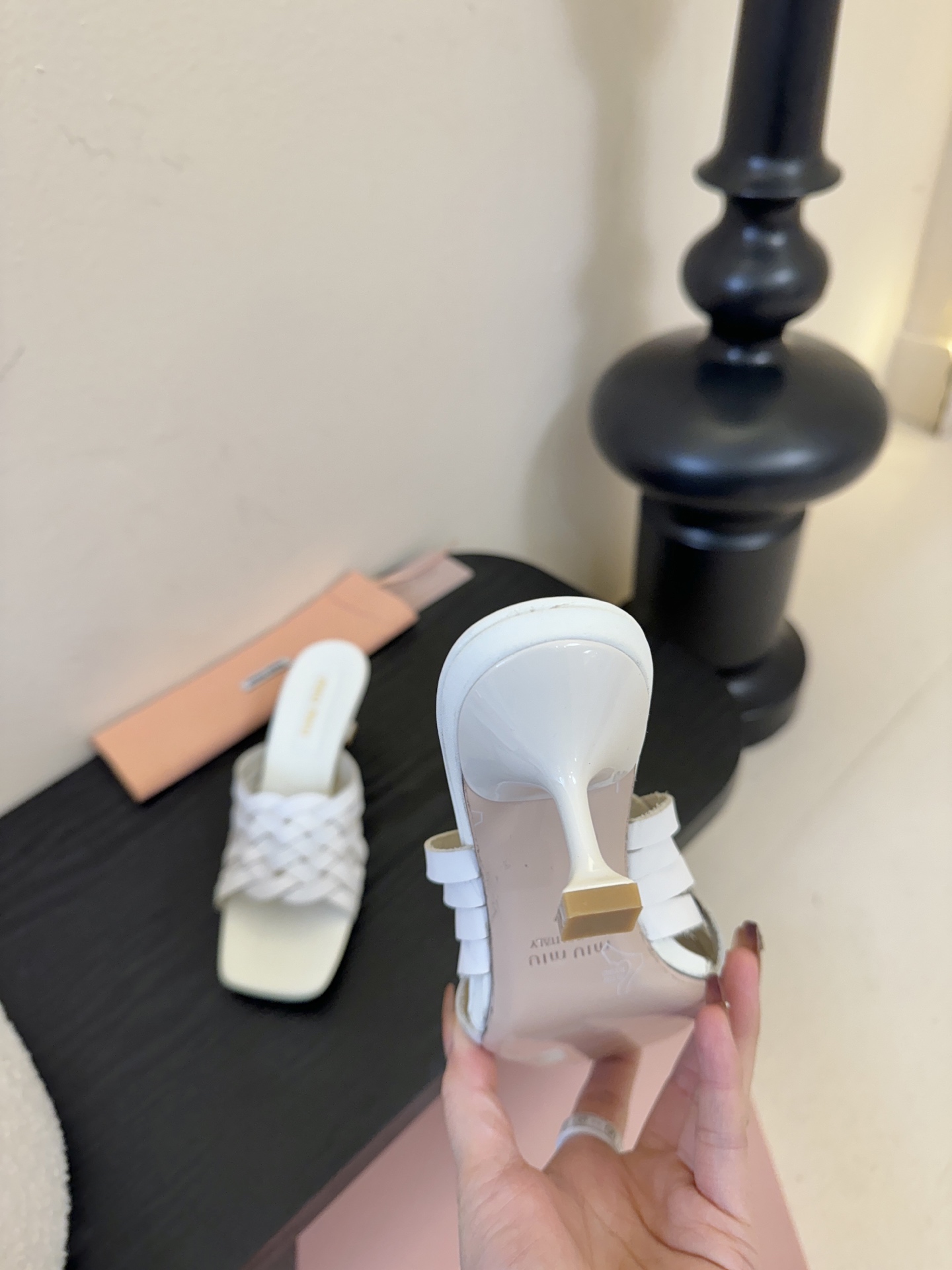 miu ss26new arrival～miu家26春夏高跟凉鞋系列，兼具性感与可爱牛皮材质，羊皮内里，