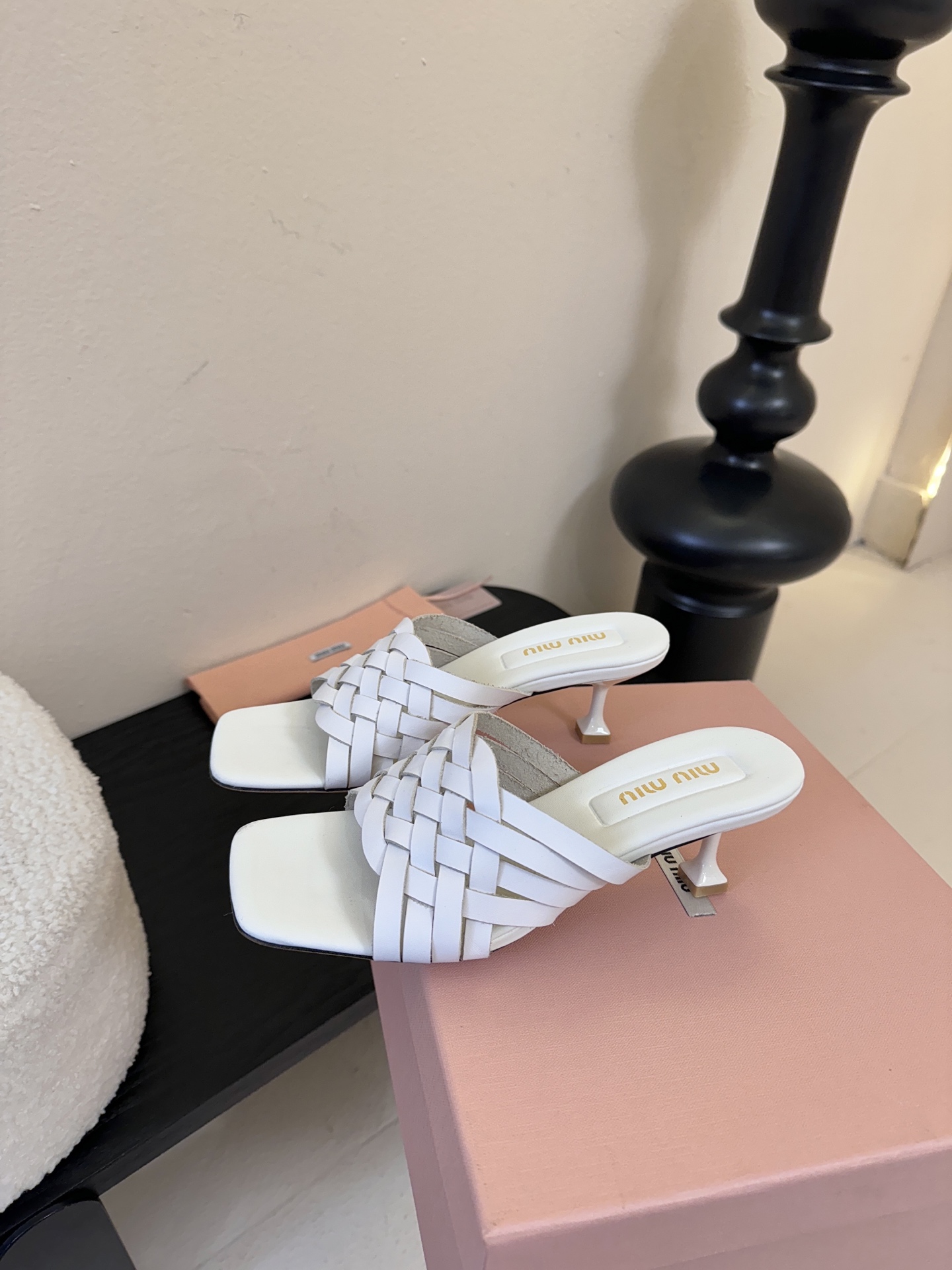 miu ss26new arrival～miu家26春夏高跟凉鞋系列，兼具性感与可爱牛皮材质，羊皮内里，