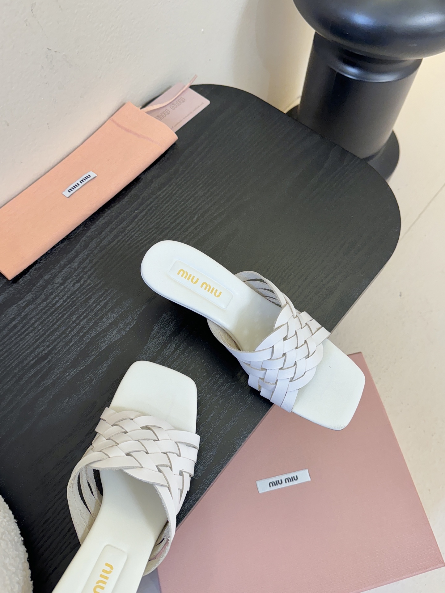 miu ss26new arrival～miu家26春夏高跟凉鞋系列，兼具性感与可爱牛皮材质，羊皮内里，