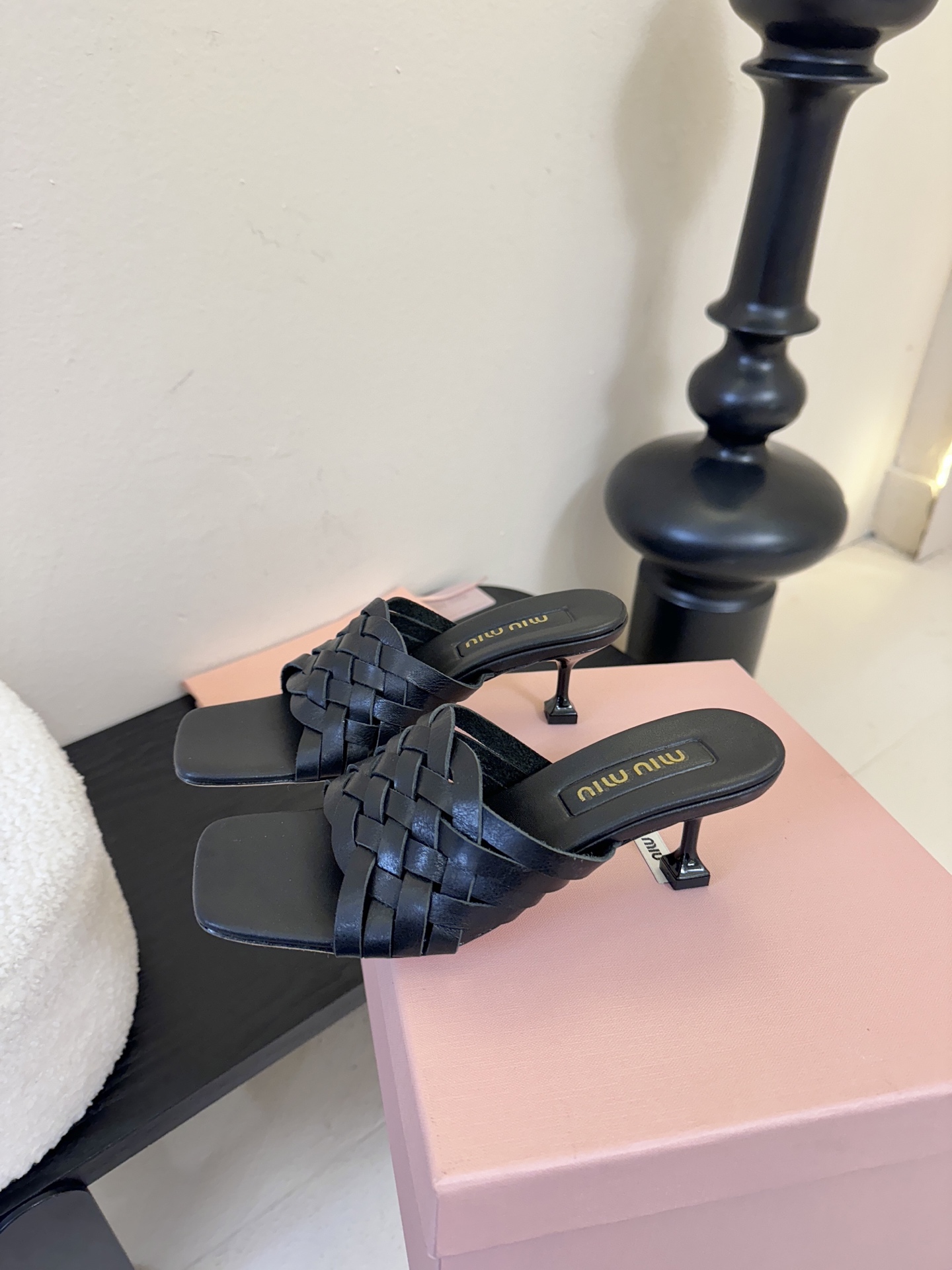 miu ss26new arrival～miu家26春夏高跟凉鞋系列，兼具性感与可爱牛皮材质，羊皮内里，