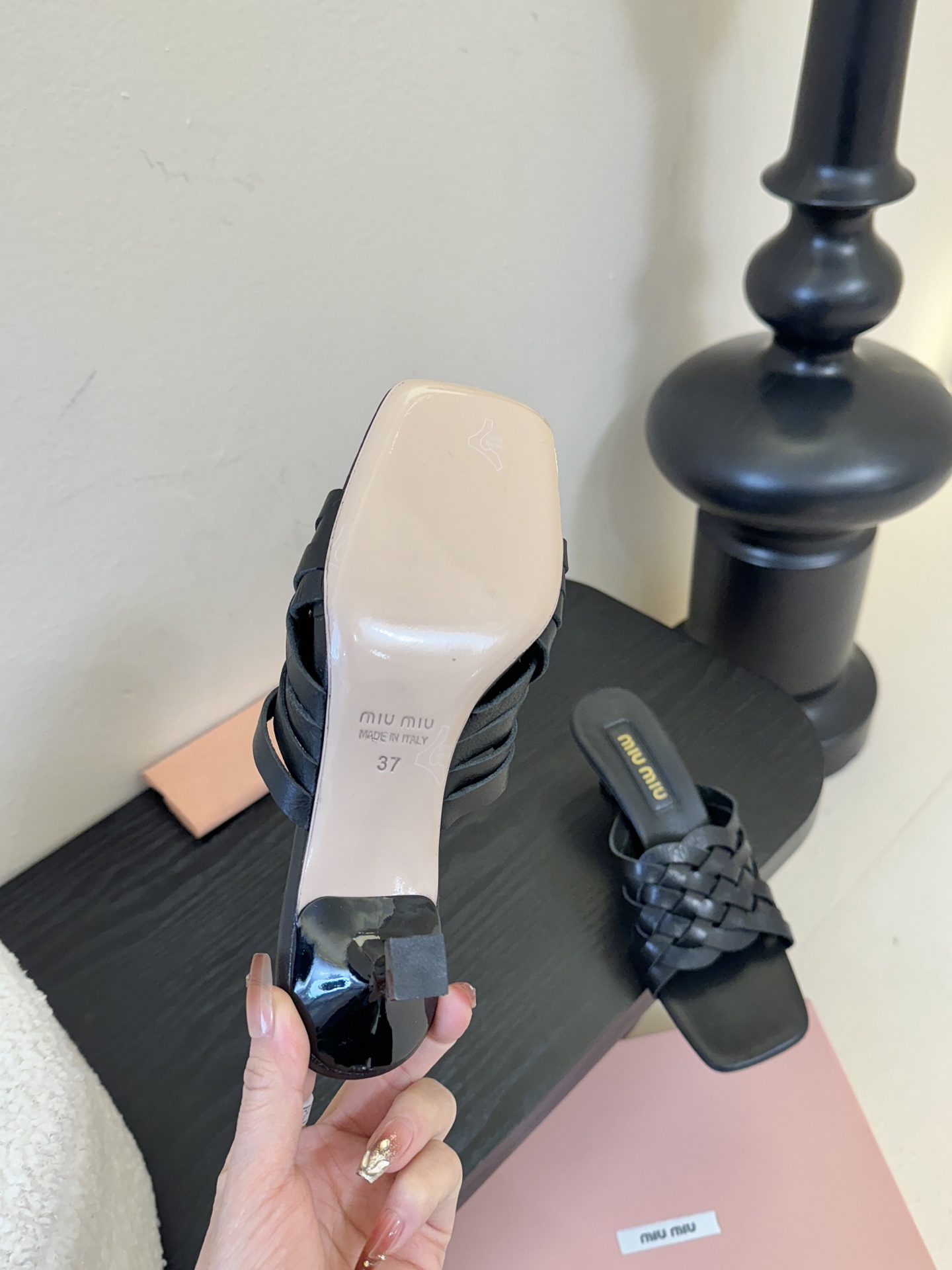 miu ss26new arrival～miu家26春夏高跟凉鞋系列，兼具性感与可爱牛皮材质，羊皮内里，