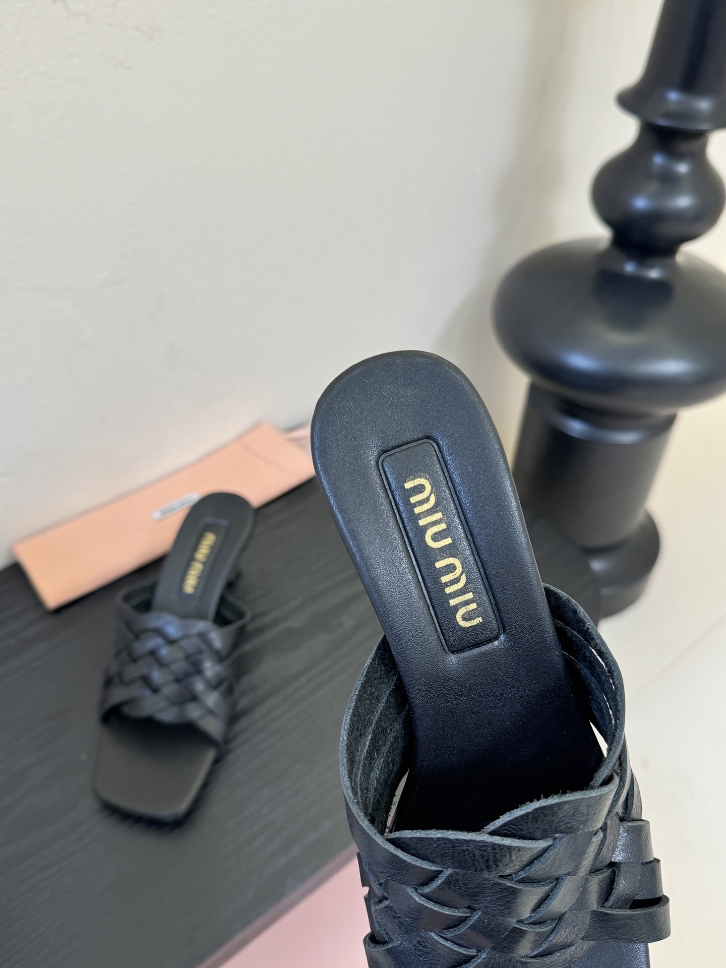 miu ss26new arrival～miu家26春夏高跟凉鞋系列，兼具性感与可爱牛皮材质，羊皮内里，