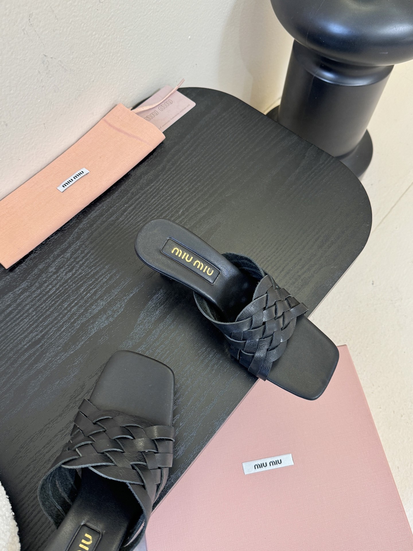 miu ss26new arrival～miu家26春夏高跟凉鞋系列，兼具性感与可爱牛皮材质，羊皮内里，