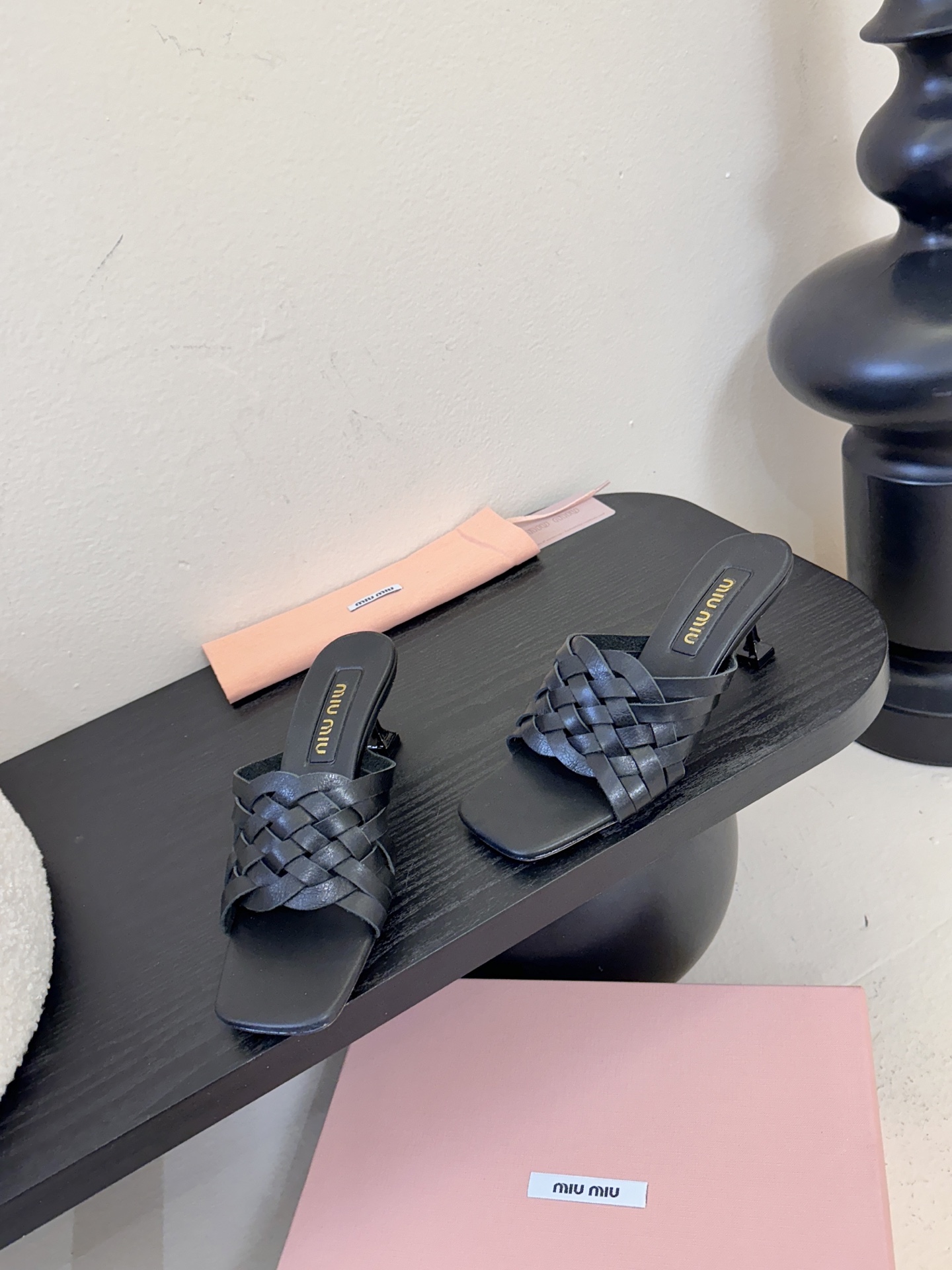 miu ss26new arrival～miu家26春夏高跟凉鞋系列，兼具性感与可爱牛皮材质，羊皮内里，