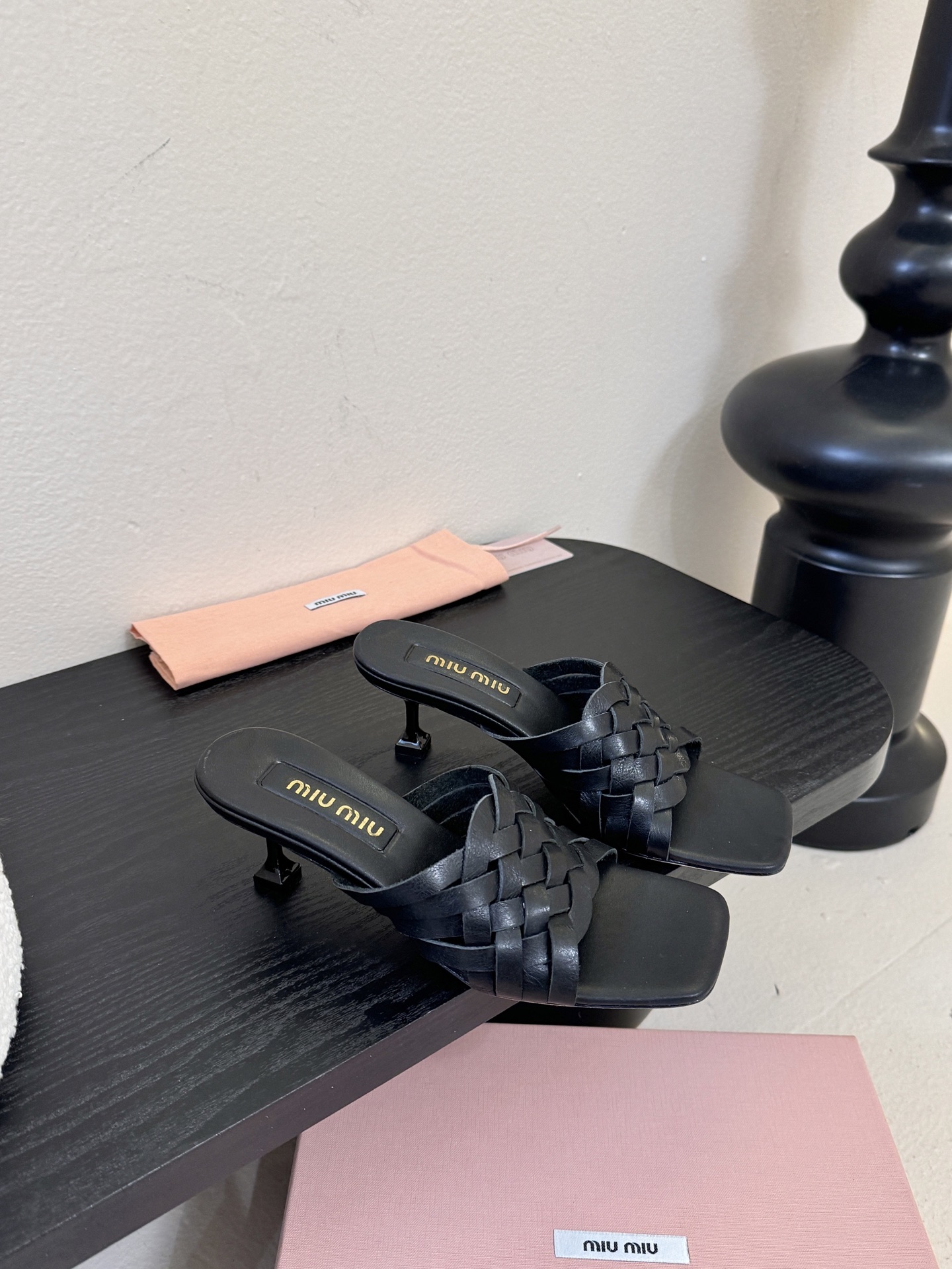 miu ss26new arrival～miu家26春夏高跟凉鞋系列，兼具性感与可爱牛皮材质，羊皮内里，