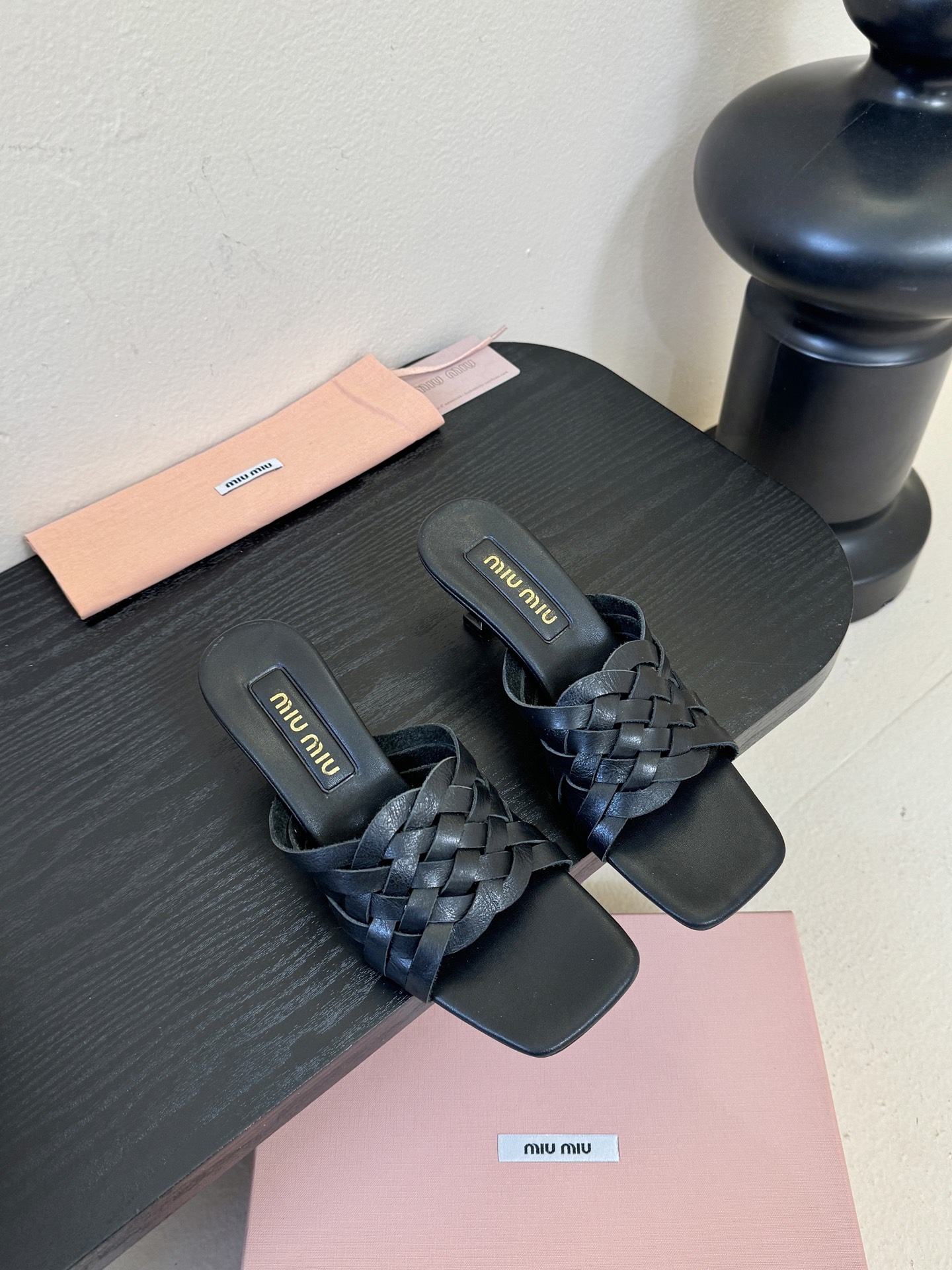 miu ss26new arrival～miu家26春夏高跟凉鞋系列，兼具性感与可爱牛皮材质，羊皮内里，