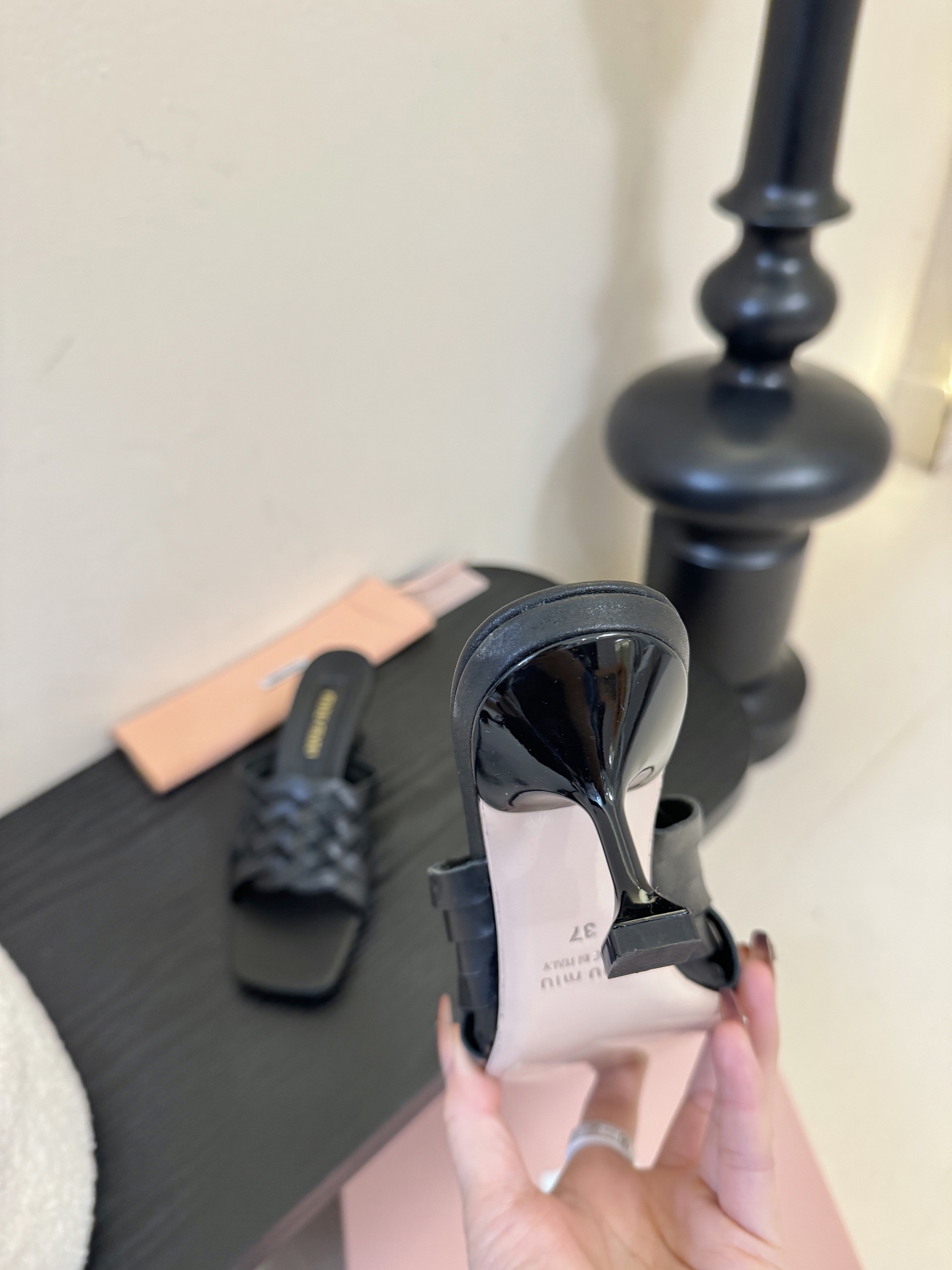 miu ss26new arrival～miu家26春夏高跟凉鞋系列，兼具性感与可爱牛皮材质，羊皮内里，