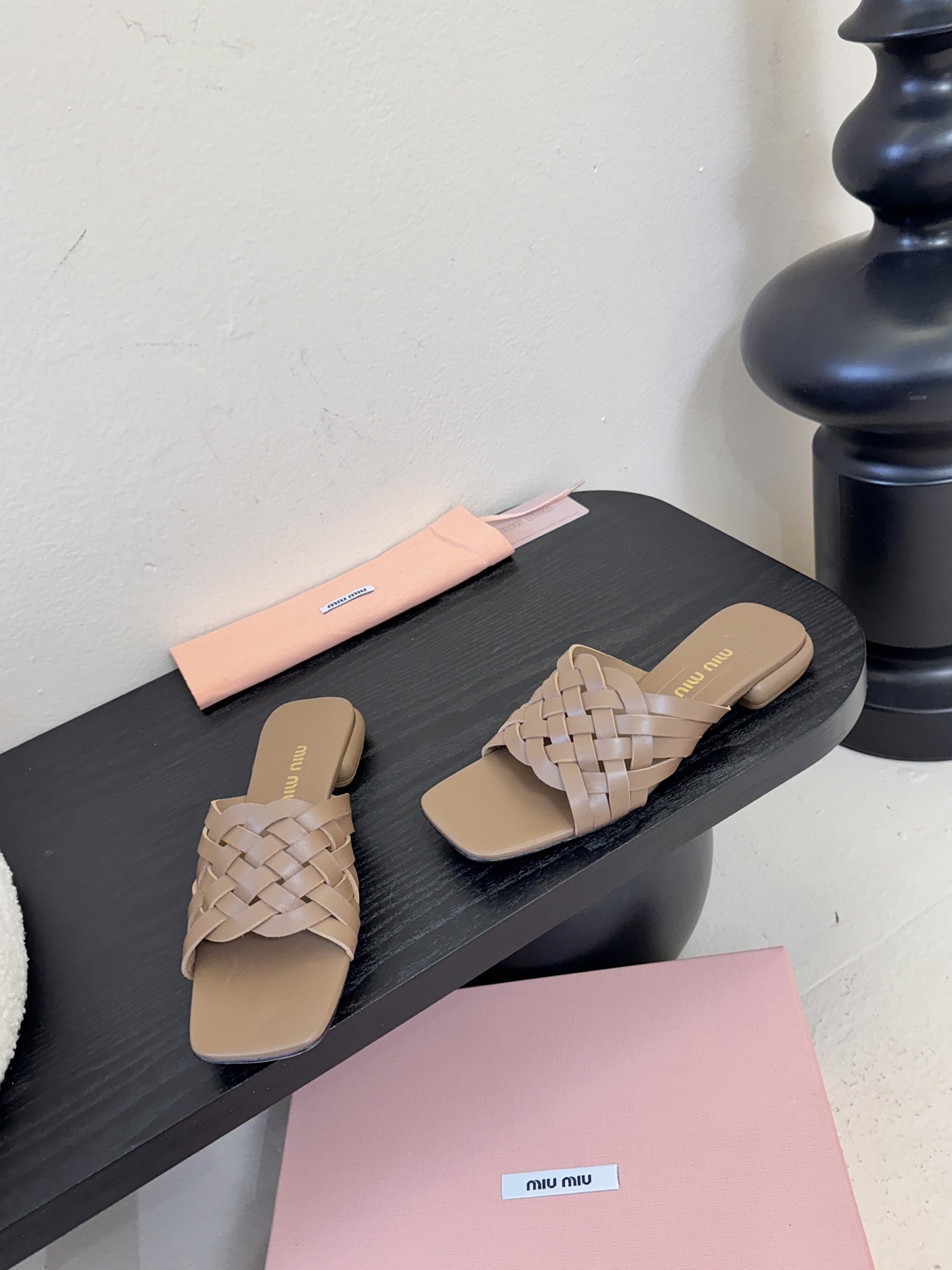 miu ss26new arrival～miu家26春夏高跟凉鞋系列，兼具性感与可爱牛皮材质，羊皮内里，