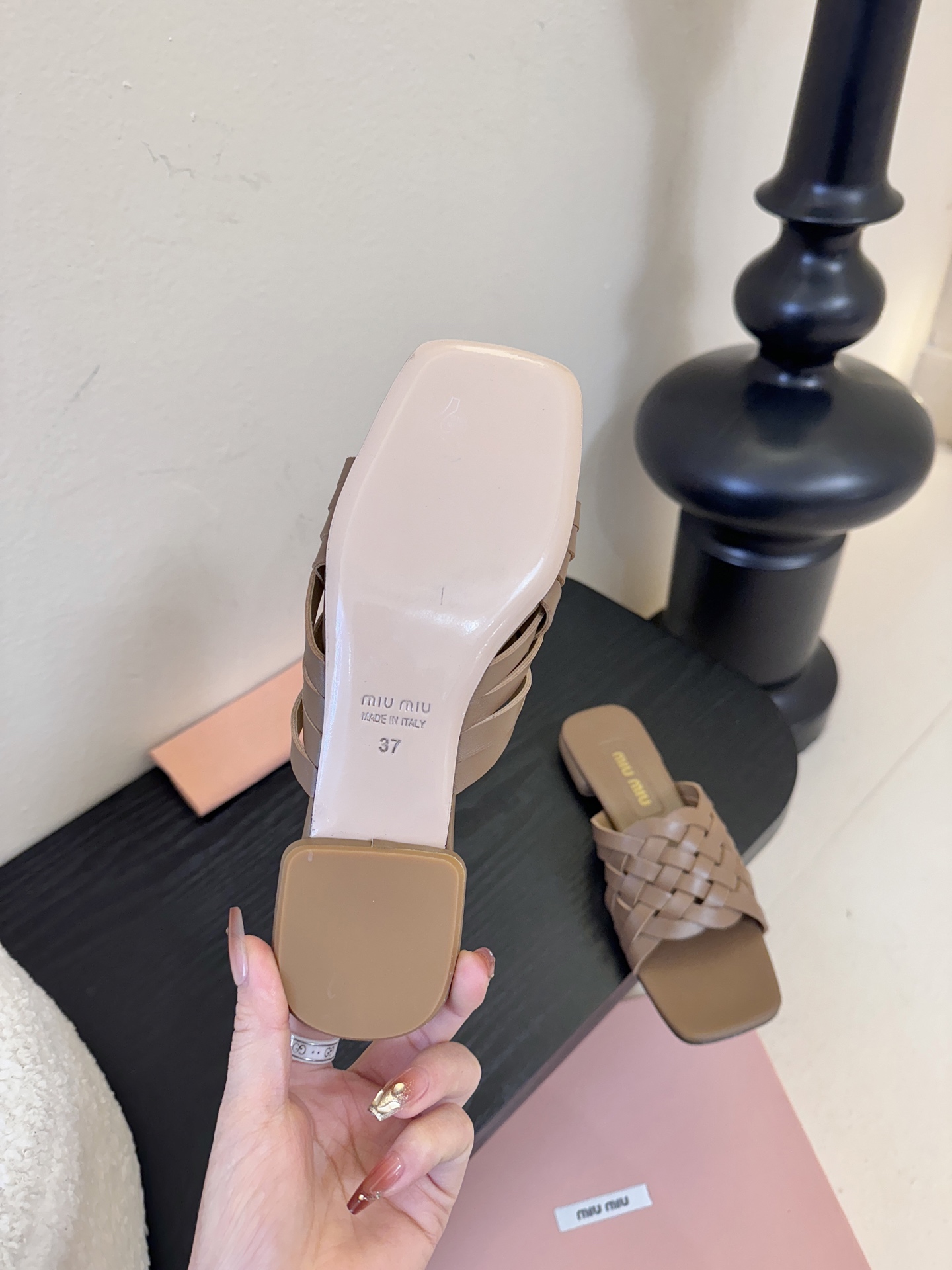 miu ss26new arrival～miu家26春夏高跟凉鞋系列，兼具性感与可爱牛皮材质，羊皮内里，