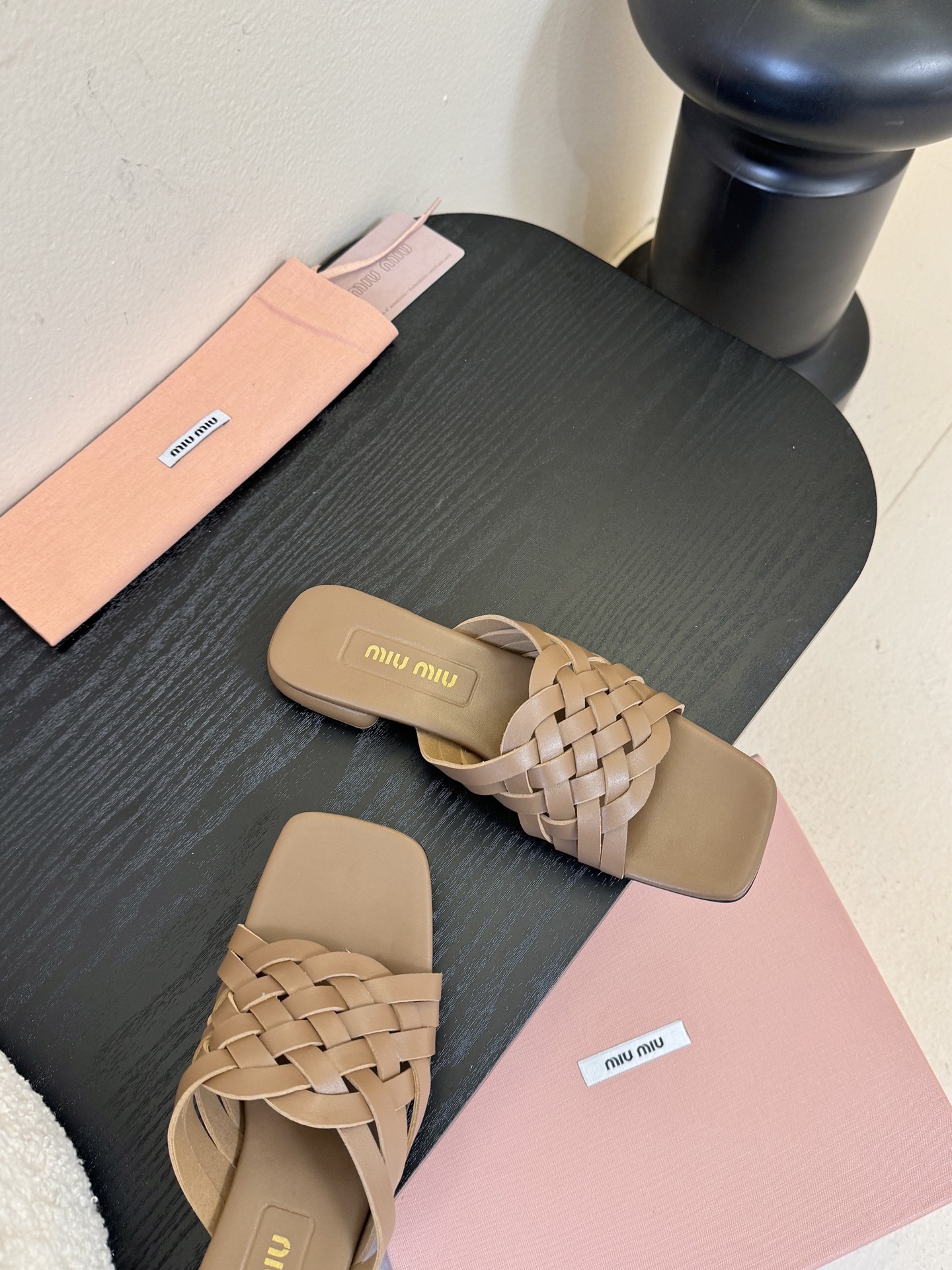 miu ss26new arrival～miu家26春夏高跟凉鞋系列，兼具性感与可爱牛皮材质，羊皮内里，