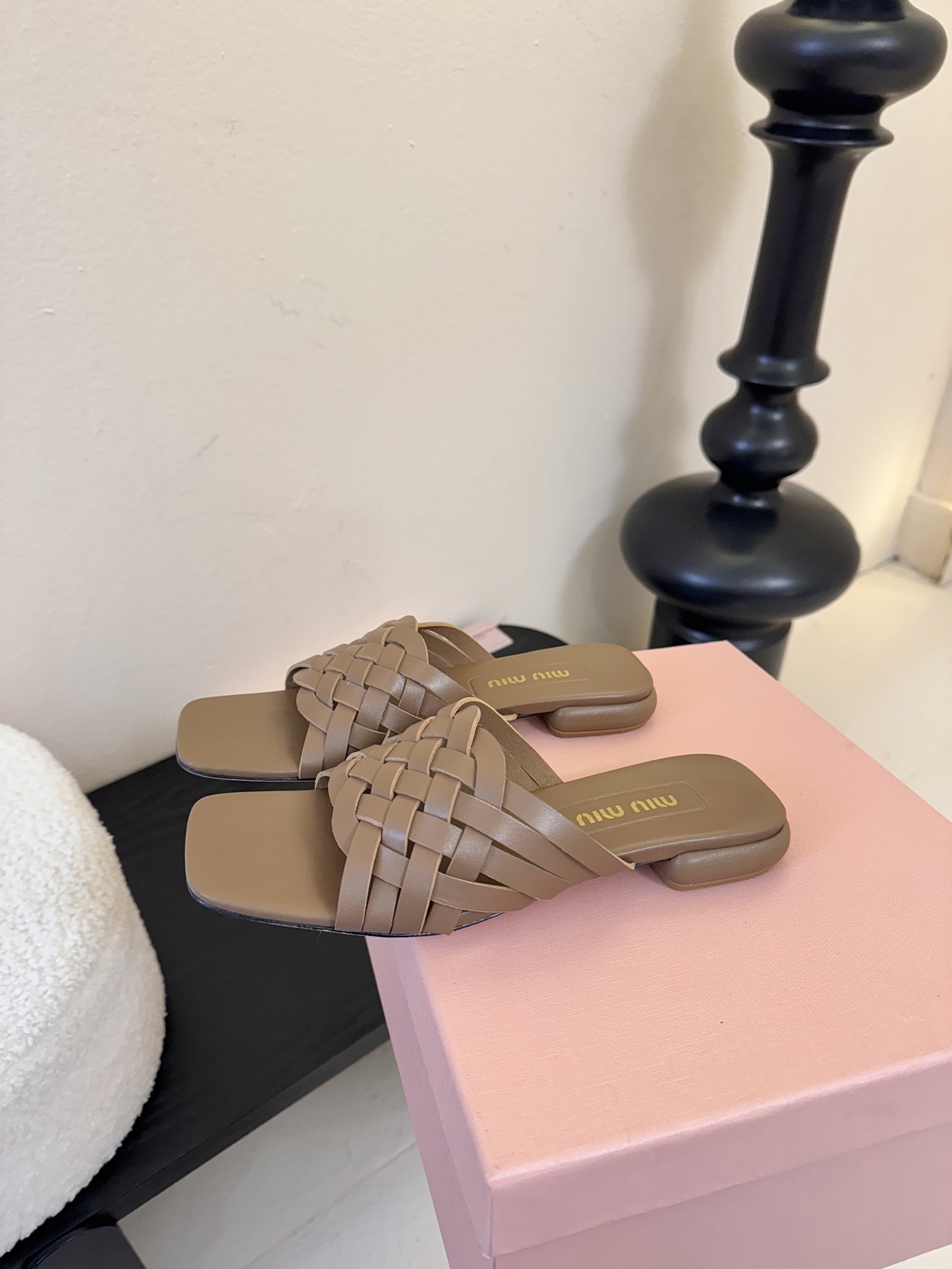 miu ss26new arrival～miu家26春夏高跟凉鞋系列，兼具性感与可爱牛皮材质，羊皮内里，