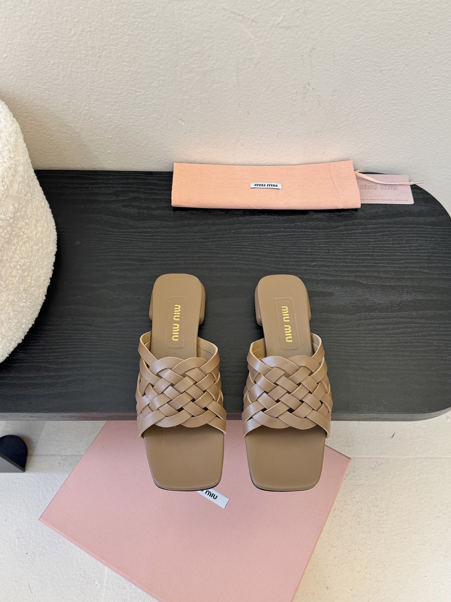 miu ss26new arrival～miu家26春夏高跟凉鞋系列，兼具性感与可爱牛皮材质，羊皮内里，