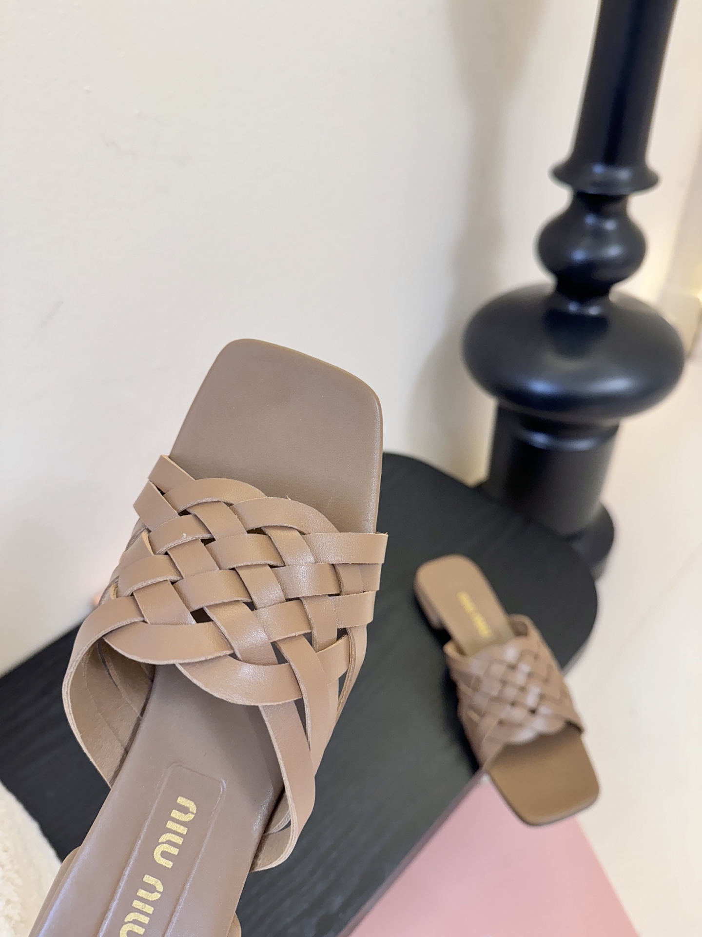 miu ss26new arrival～miu家26春夏高跟凉鞋系列，兼具性感与可爱牛皮材质，羊皮内里，