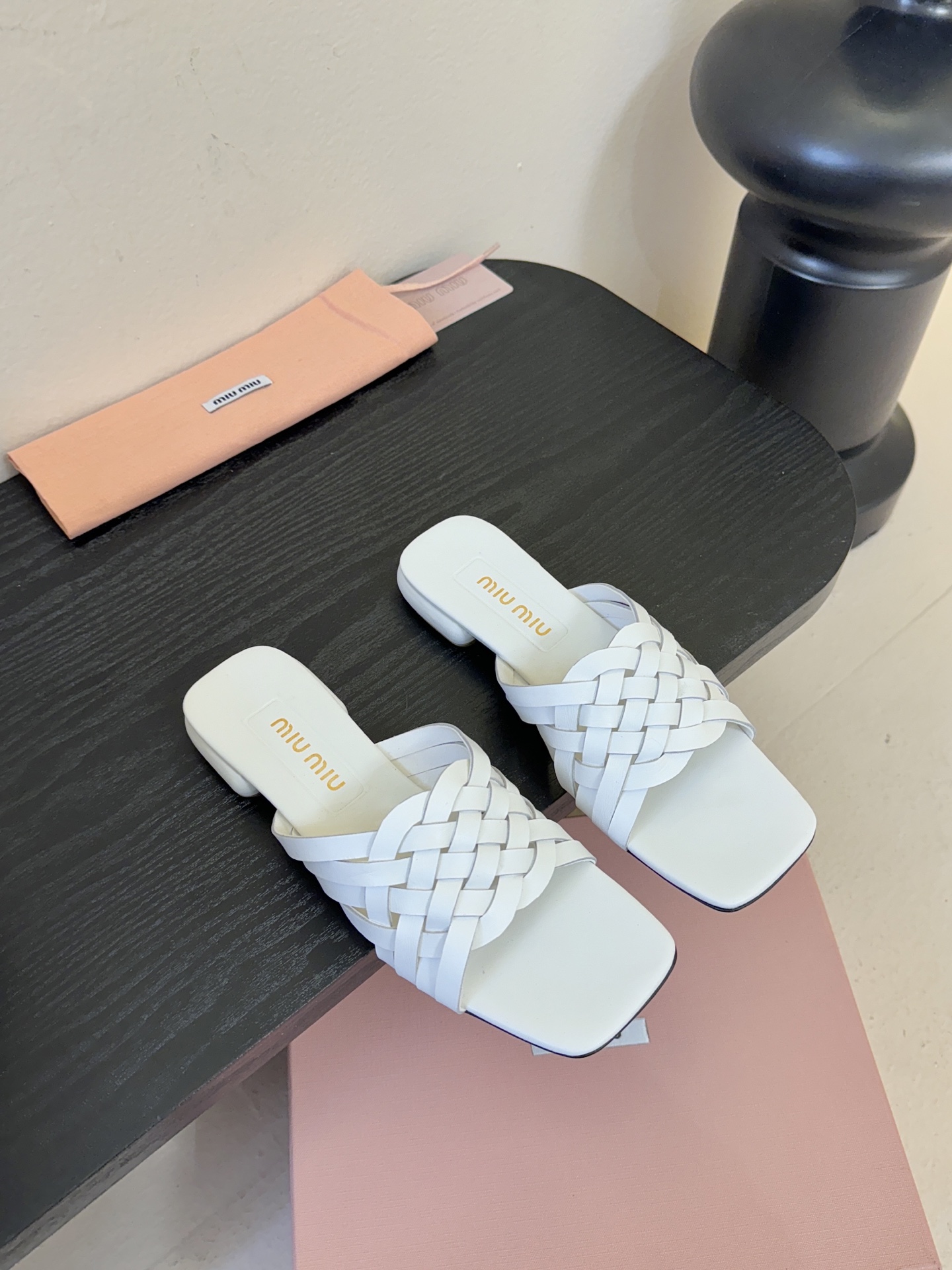 miu ss26new arrival～miu家26春夏高跟凉鞋系列，兼具性感与可爱牛皮材质，羊皮内里，