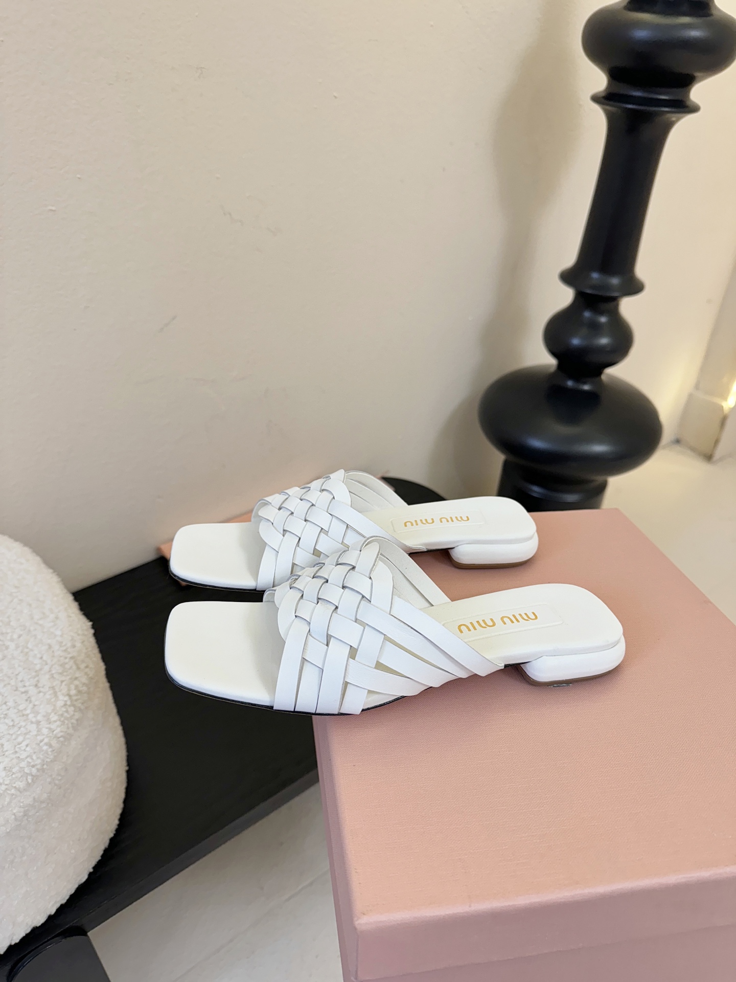 miu ss26new arrival～miu家26春夏高跟凉鞋系列，兼具性感与可爱牛皮材质，羊皮内里，