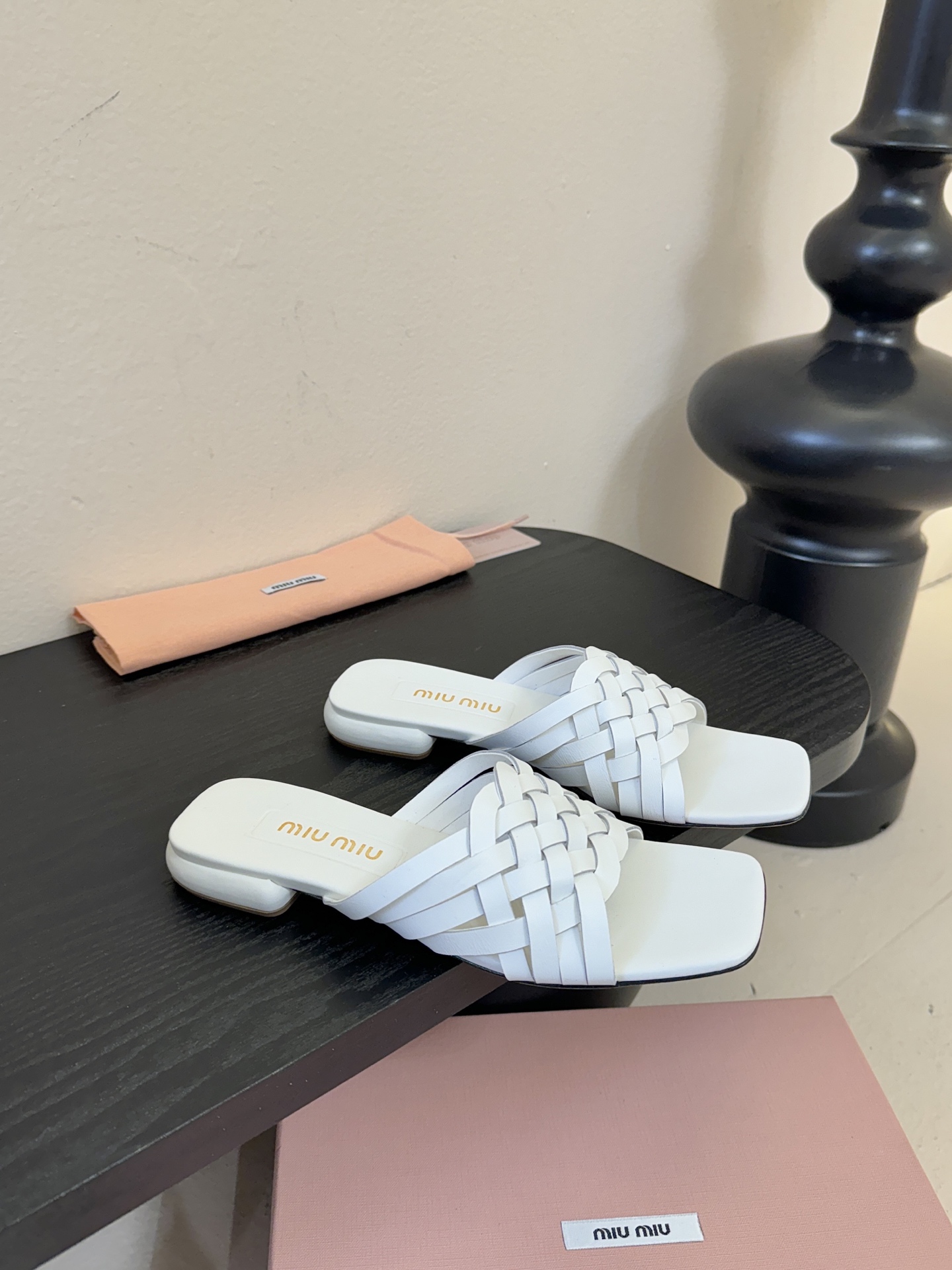 miu ss26new arrival～miu家26春夏高跟凉鞋系列，兼具性感与可爱牛皮材质，羊皮内里，