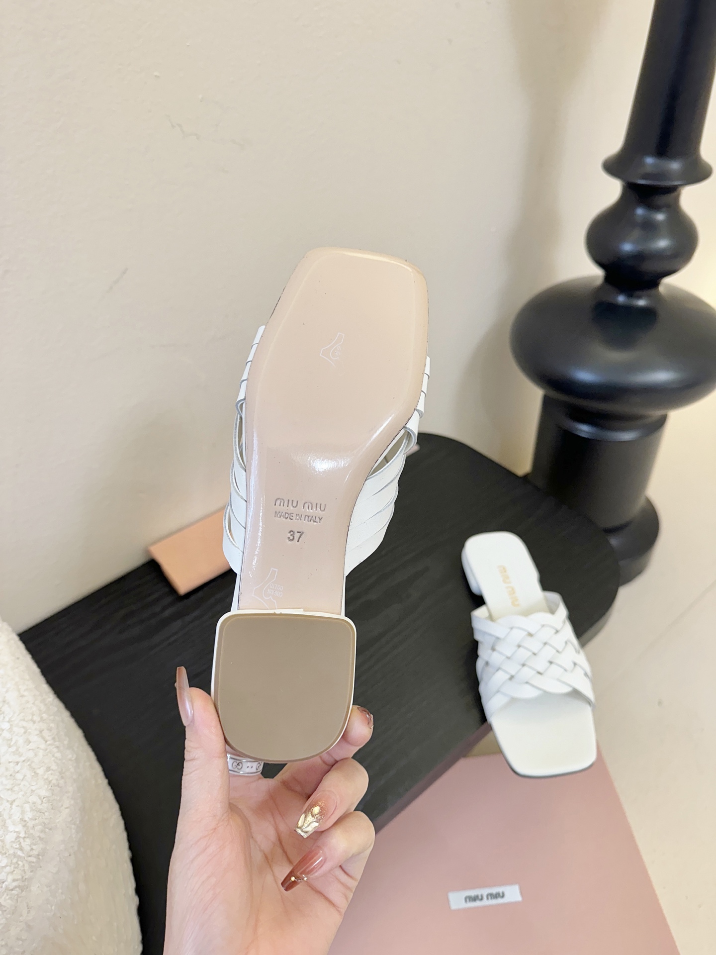 miu ss26new arrival～miu家26春夏高跟凉鞋系列，兼具性感与可爱牛皮材质，羊皮内里，