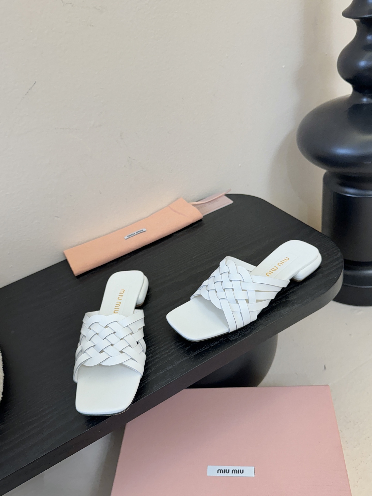 miu ss26new arrival～miu家26春夏高跟凉鞋系列，兼具性感与可爱牛皮材质，羊皮内里，